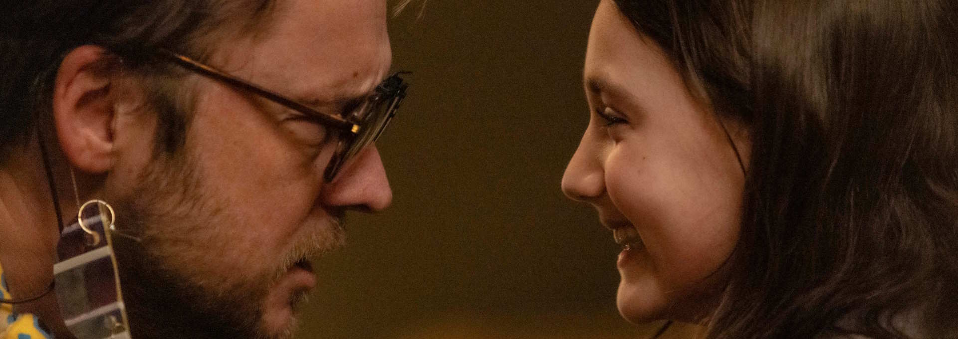 Stillbilde fra "Stargate - en julefortelling". Nærbilde. Far og datter smiler mot hverandre. Foto.