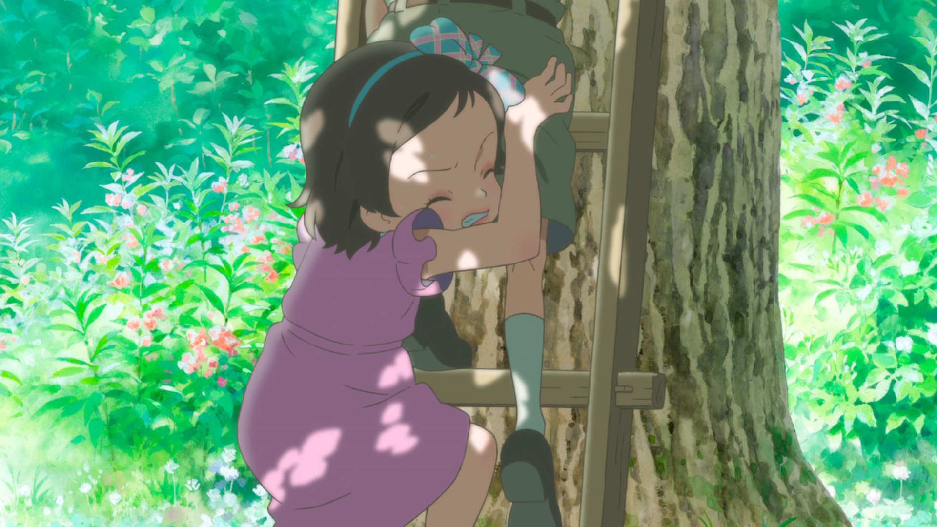 Stillbilde til "Totto-chan, den lille piken ved vinduet". En liten jente hjelper et annet barn opp i et tre. Illustrasjon.