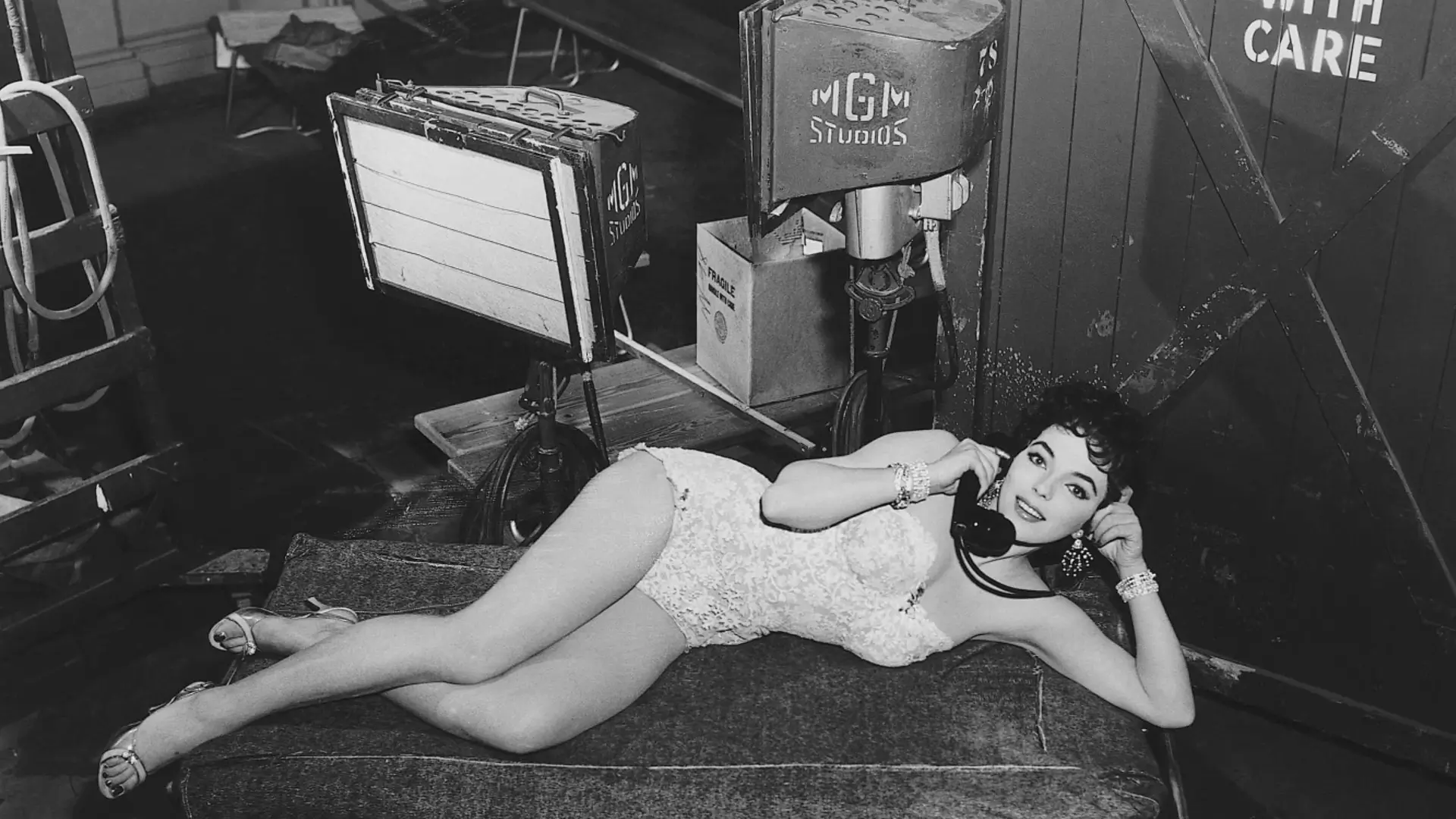 Beskrivende bilde relatert til innholdet i filmen "This Is Joan Collins"