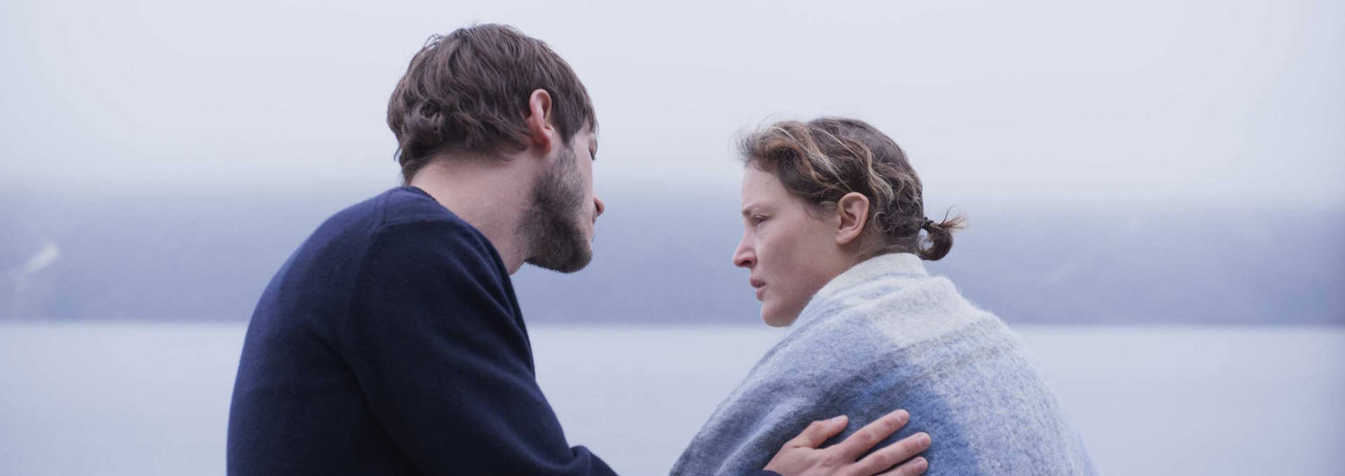 Stillbilde fra "HELENE & MATHIEU". Et par har en alvorlig samtale.