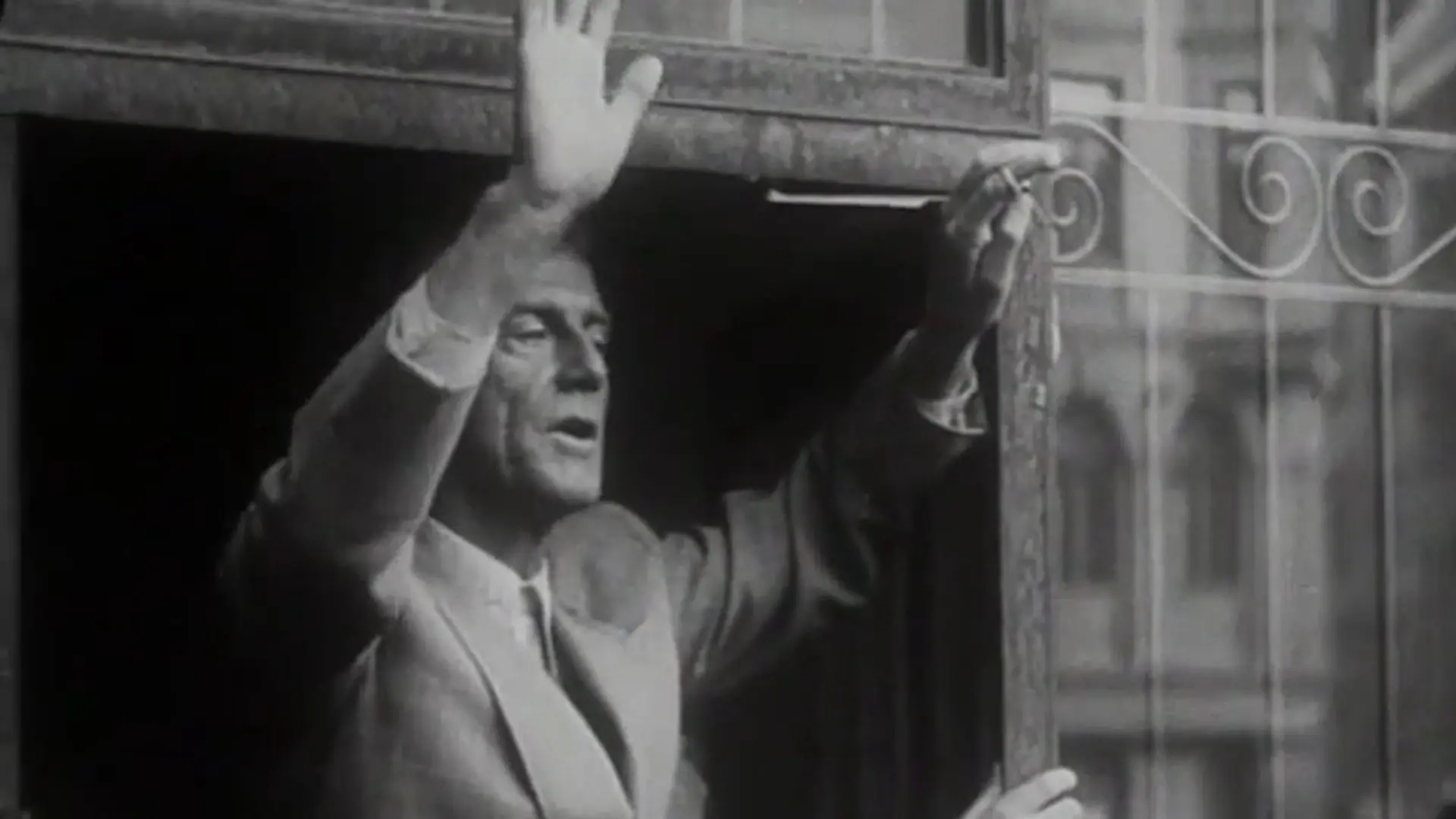 Beskrivende bilde relatert til innholdet i filmen "Arne Skouen : innslag fra Filmavisen ; KKL 40-årsjubileum ; utdeling av Aamot-statuetten"