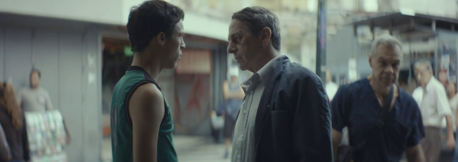 Beskrivende bilde relatert til innholdet i filmen "From afar"