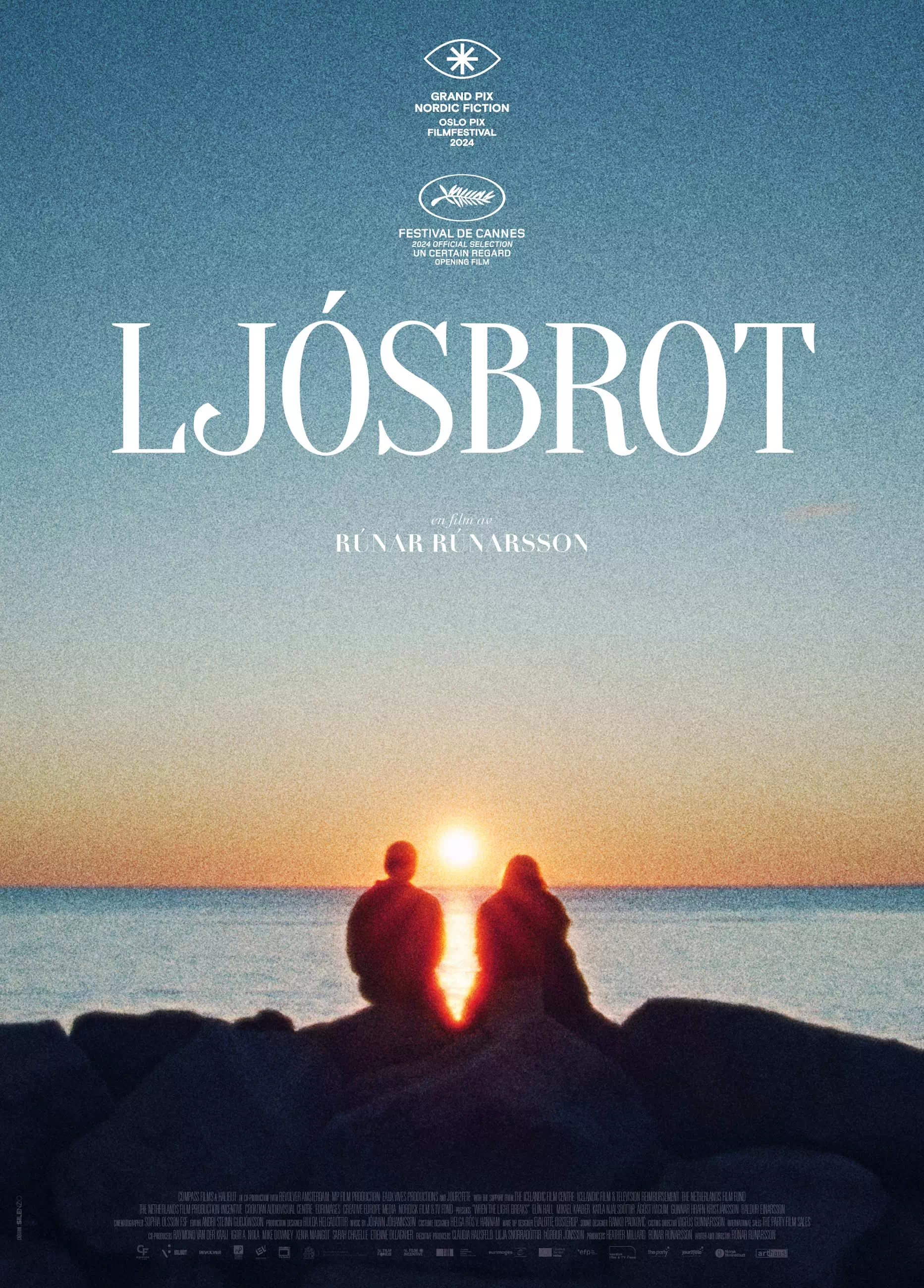 Filmplakat til "Ljósbrot". Silhuetten av to personer i solnedgang. Foto. 