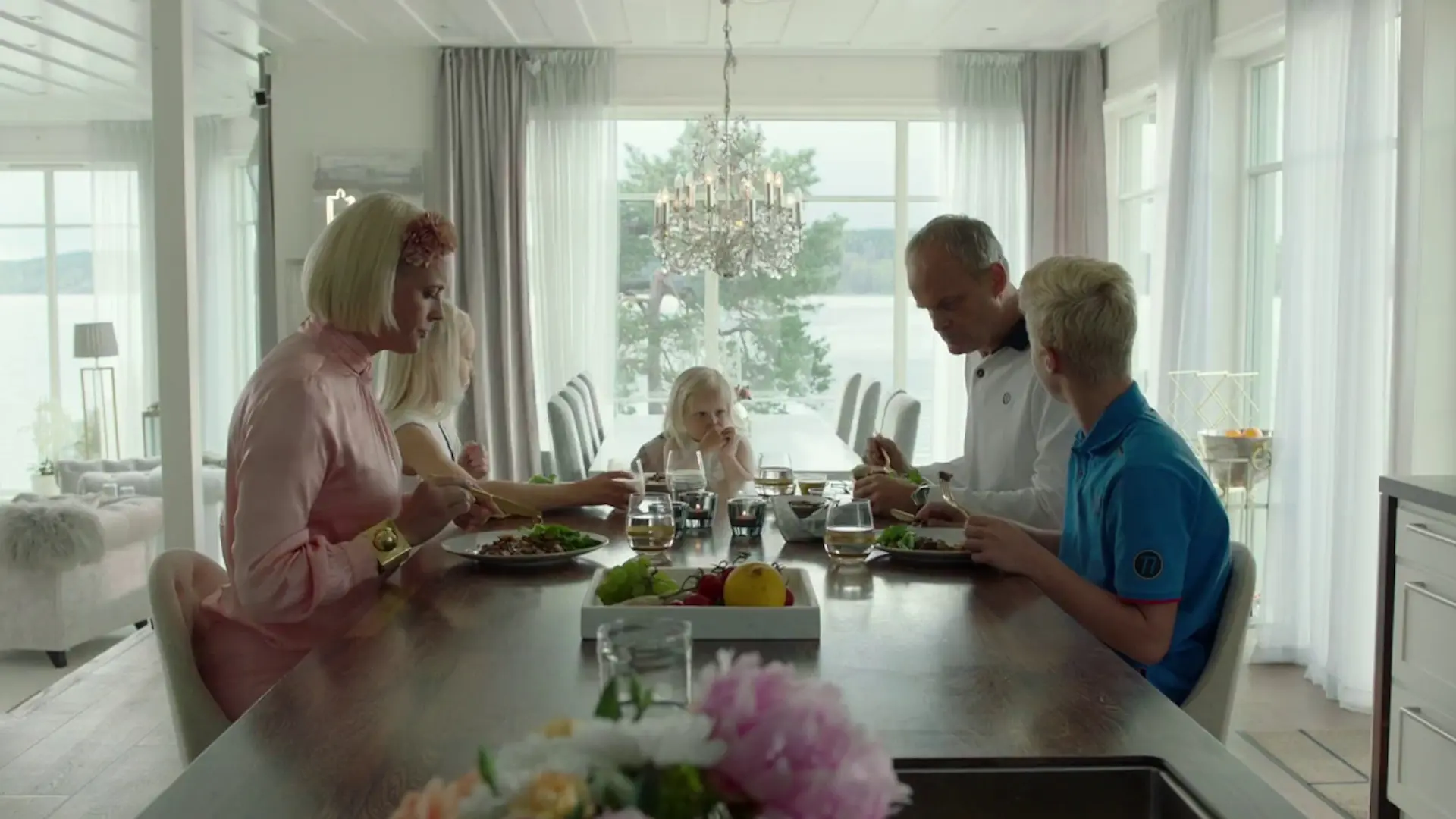 Beskrivende bilde relatert til innholdet i filmen "Solsidan"