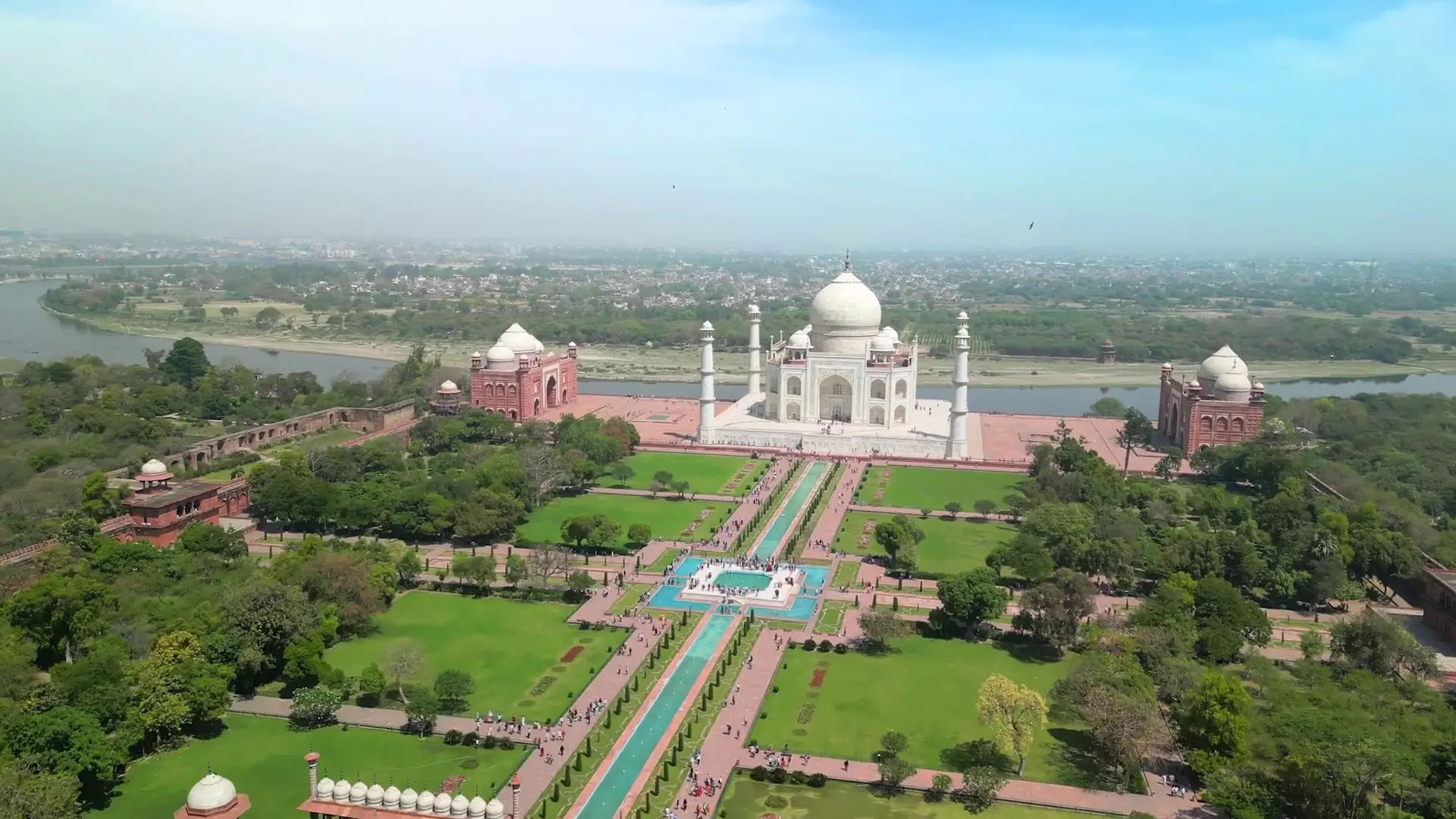 Beskrivende bilde relatert til innholdet i filmen "Verdens 7 nye underverk - Taj Mahal"