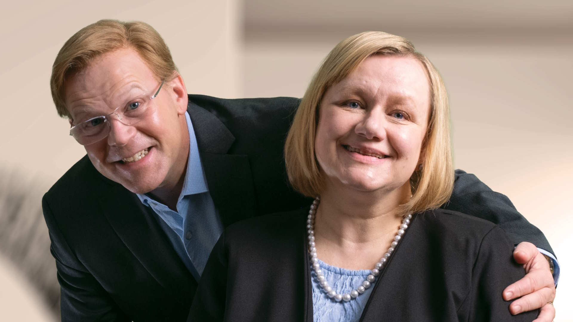 Stillbilde fra "Ingen kommentar". Et par smiler inn i kameraet. Foto.