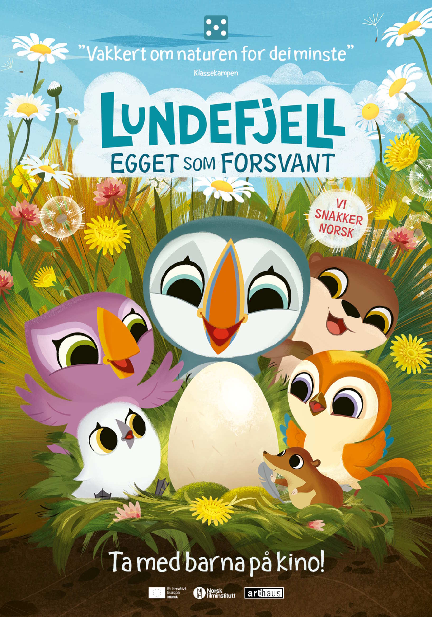 Filmplakat til en animasjonsfilm for barn. Plakaten er fargerik og animert. Midt på plakaten ser vi tre lundefugler, en liten mus og noe som trolig er en bever. De står rundt et egg og ser veldig glade ut. Bak dem er grønne strå og fargerike blomster. Det er blå himmel. Over dyrene står filmens tittel i store blå bokstaver.