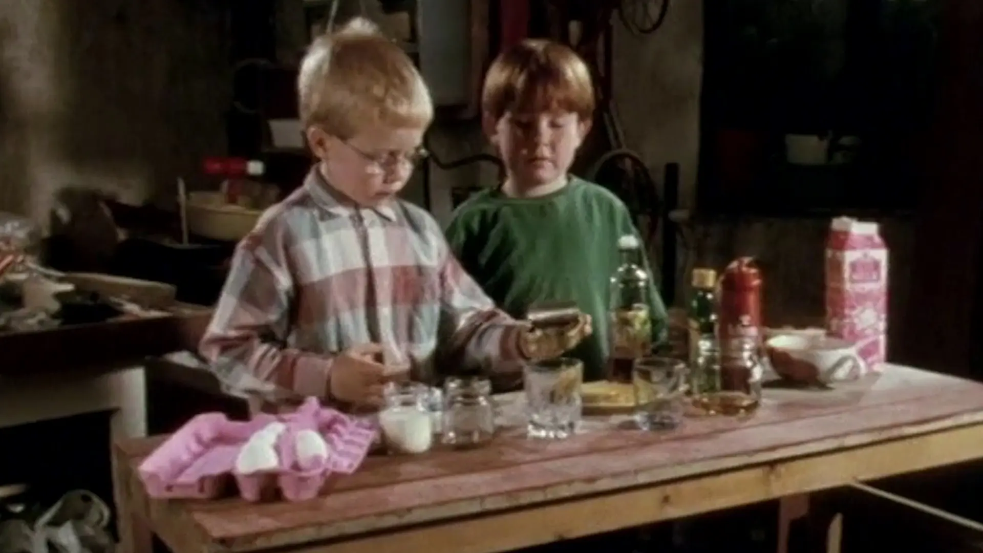 Beskrivende bilde relatert til innholdet i filmen "Rått egg og sardinolje"