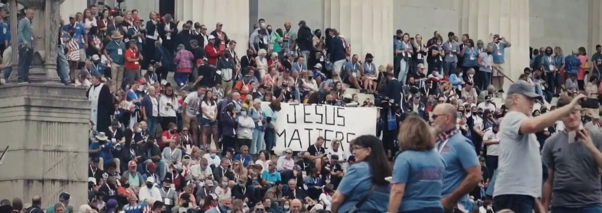 Totalbilde av demonstranter utenfor Det hvite hus i USA. Midt i folkemengden er en stor hvit banner med teksten "Jesus matters" skrevet med svarte bokstaver. Foto.