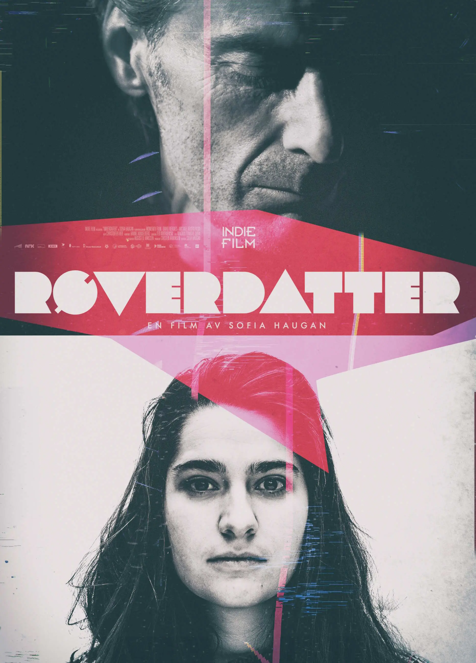 Filmplakat til "Røverdatter". Nærbilde i svart-hvitt av far i øverste halvdel av plakaten, og datter i nederste. Filmtittelen skrevet md hvite bokstaver og en rosa asymmetrisk ramme rundt. Fot.