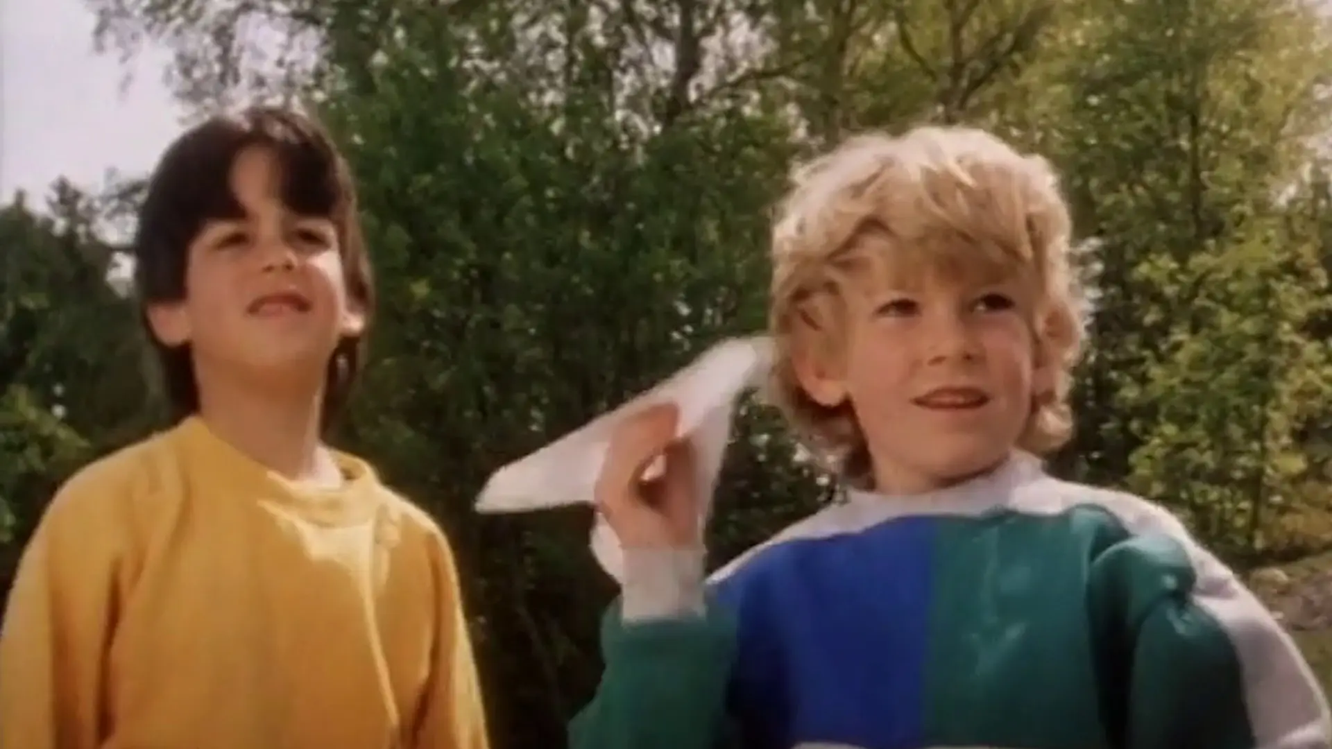 Beskrivende bilde relatert til innholdet i filmen "Papirfly"
