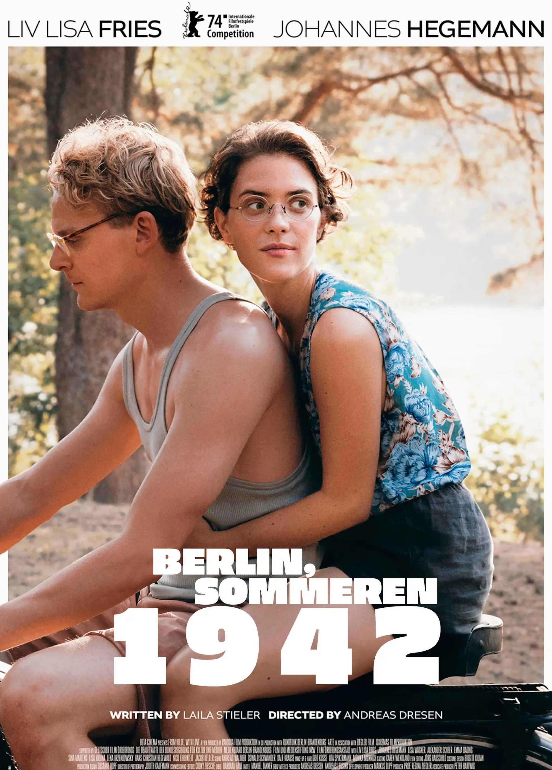 Filmplakat til "Berlin, sommeren 1942". En ung kvinne holder rundt en ung mann. De sitter på en moped. Filmtittelen står skrevet med store og hvite bokstaver nederst på plakaten. Foto.