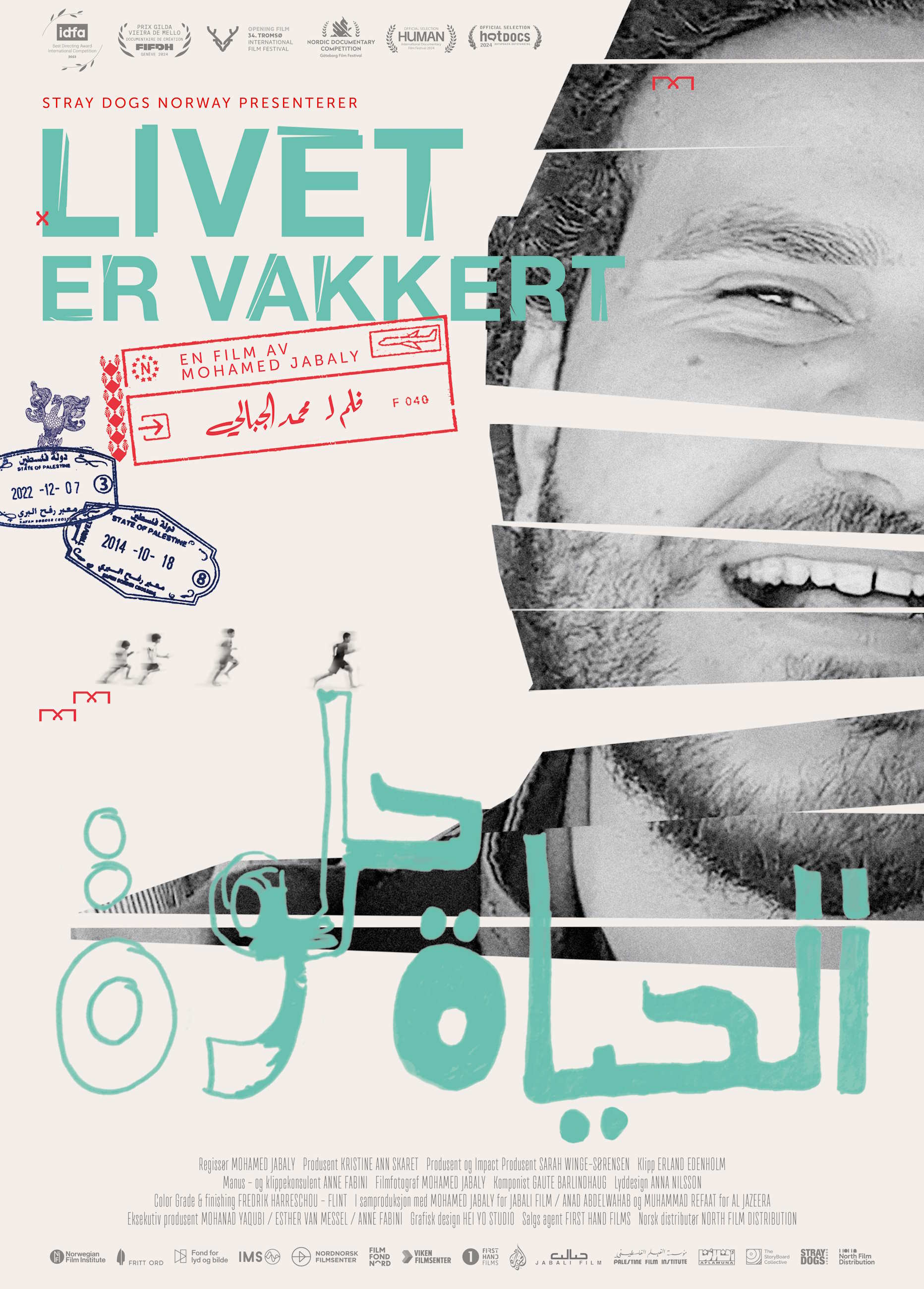 Filmplakat til "Livet er vakkert". Nærbilde av en smilende mann. Plakaten har både norsk og arabisk tekst. Illustrasjon.