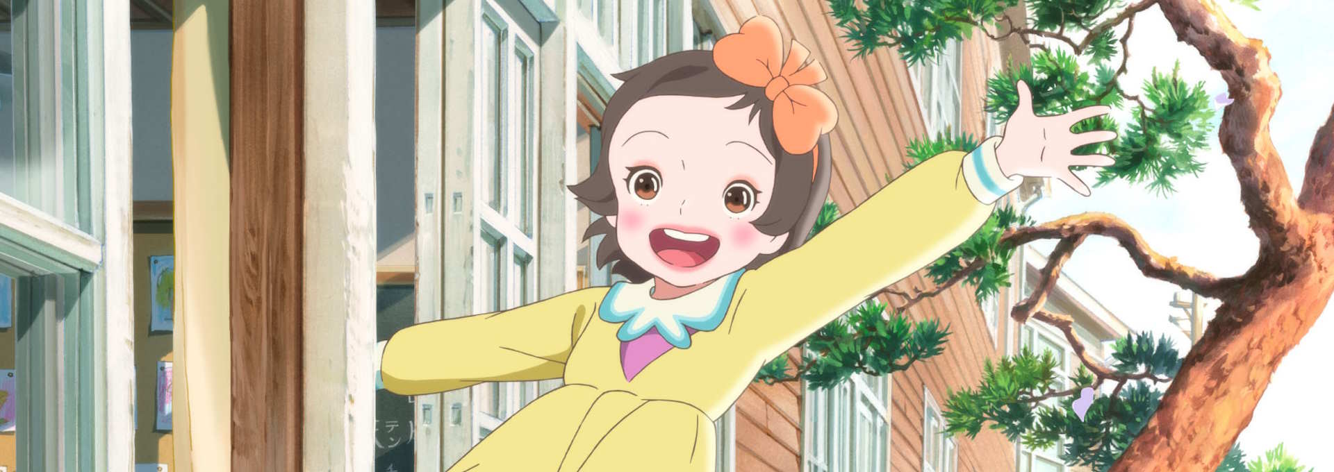 Stillbilde til "Totto-chan, den lille piken ved vinduet". En smilende jente i gul kjole strekker seg ut av vinduet og vinker. Illustrasjon.