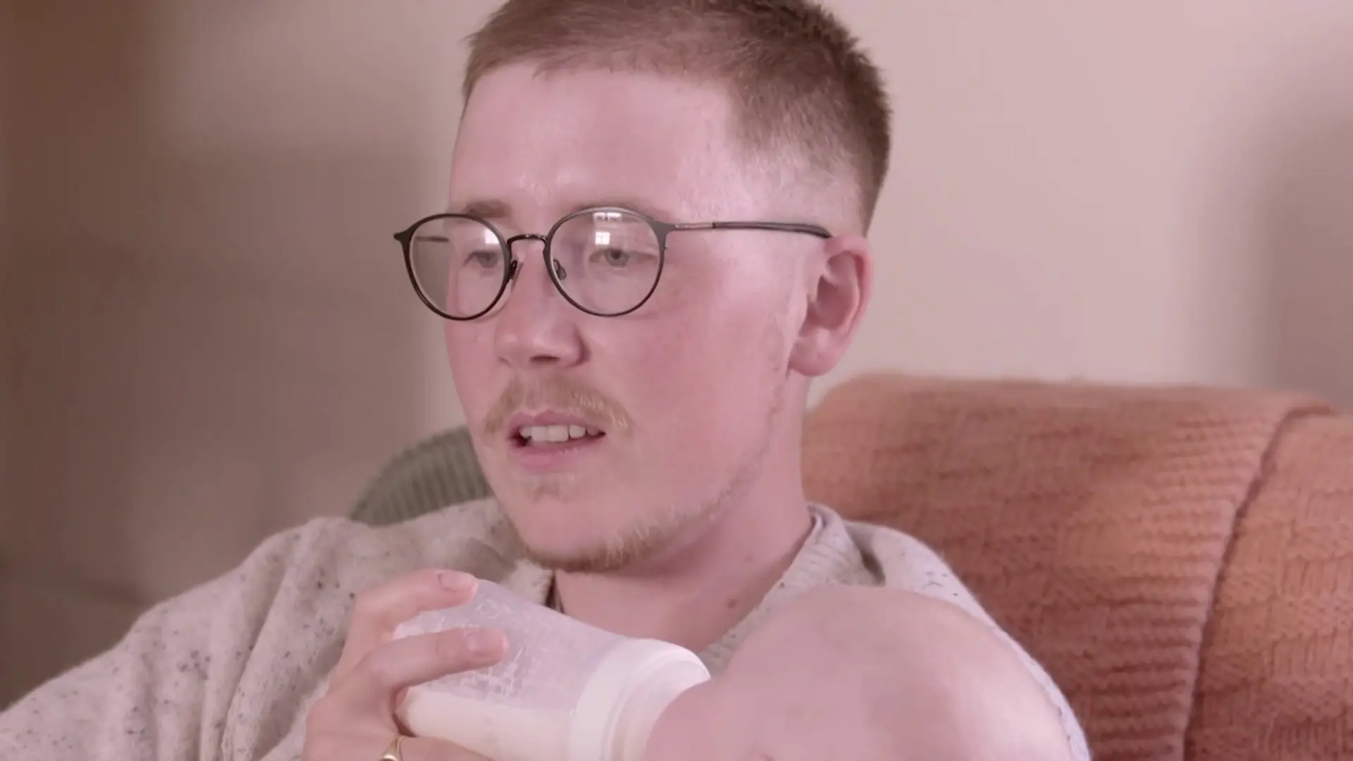 Beskrivende bilde relatert til innholdet i filmen "Seahorse - Pappaen som fødte barn (kort versjon)"