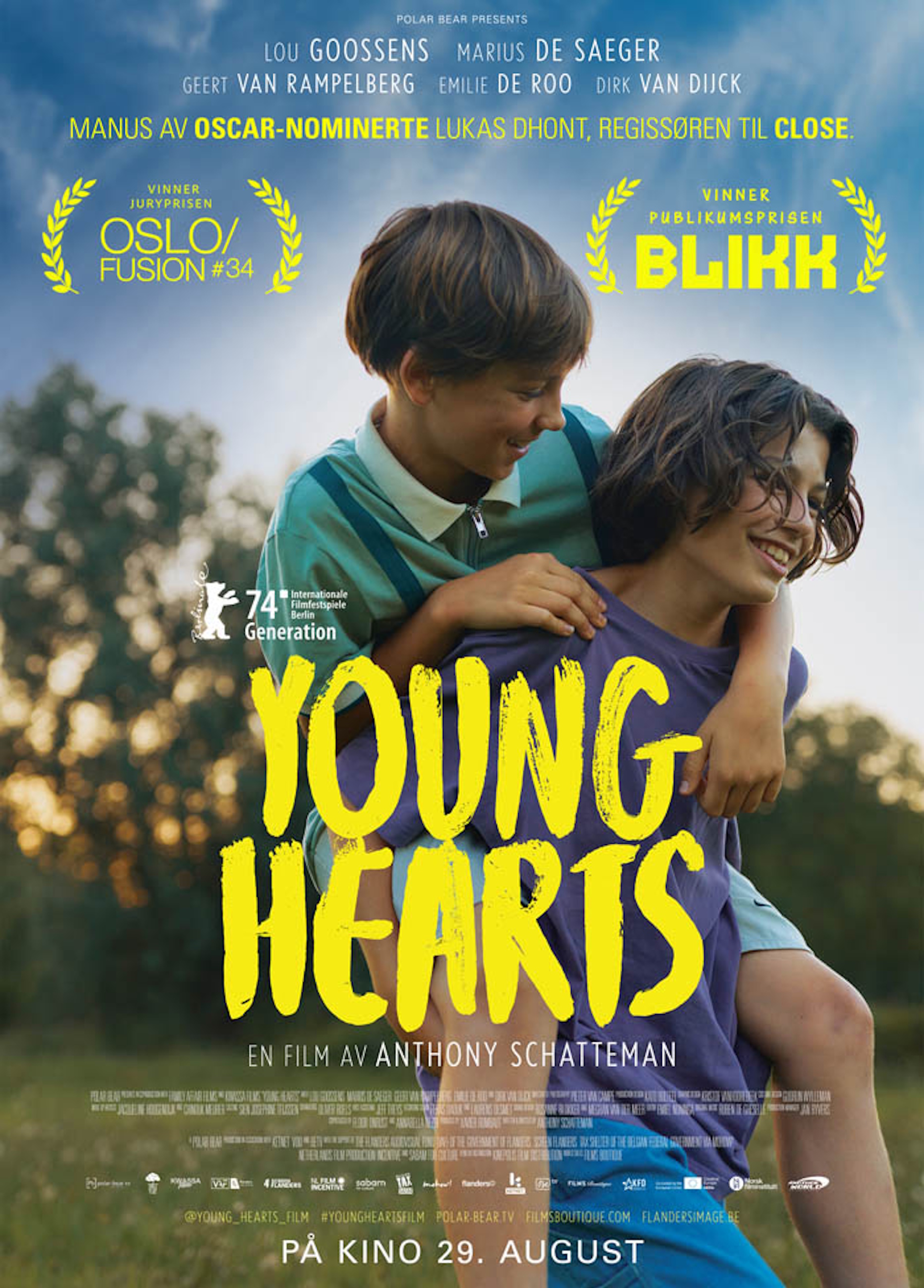 Filmplakat til "Young Hearts". To gutter ler og holder rundt hverandre ute i naturen.