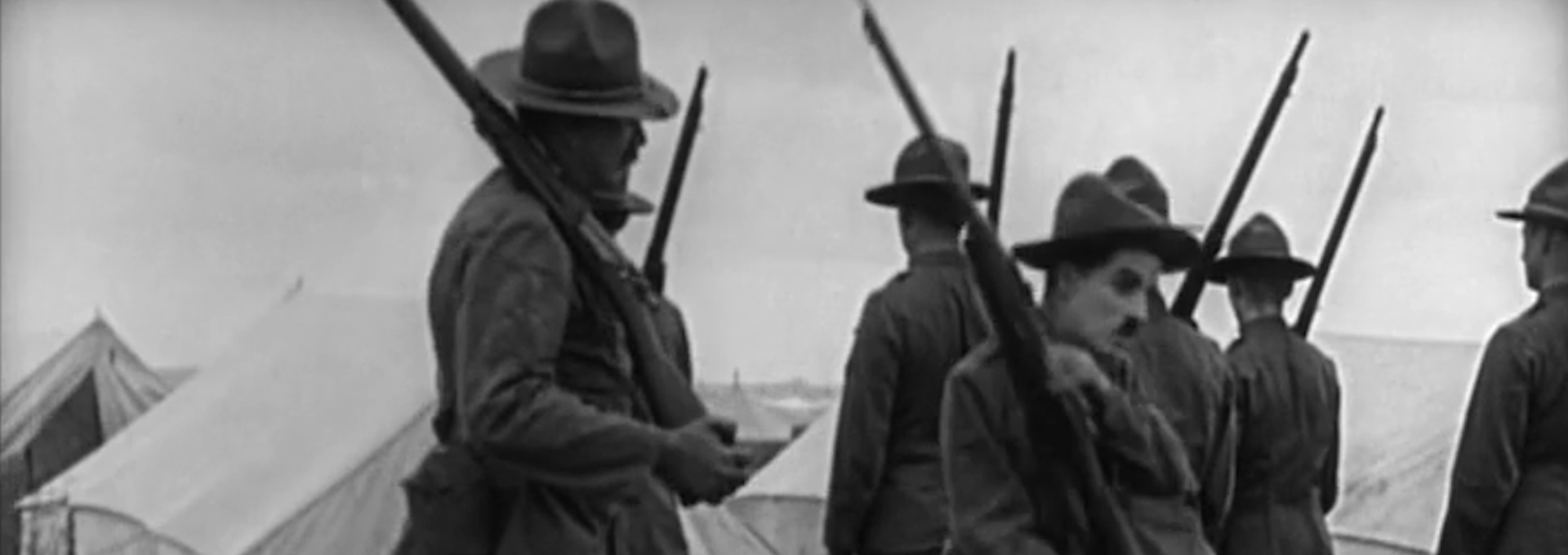Beskrivende bilde relatert til innholdet i filmen "Charlie Chaplin: På aksel gevær"