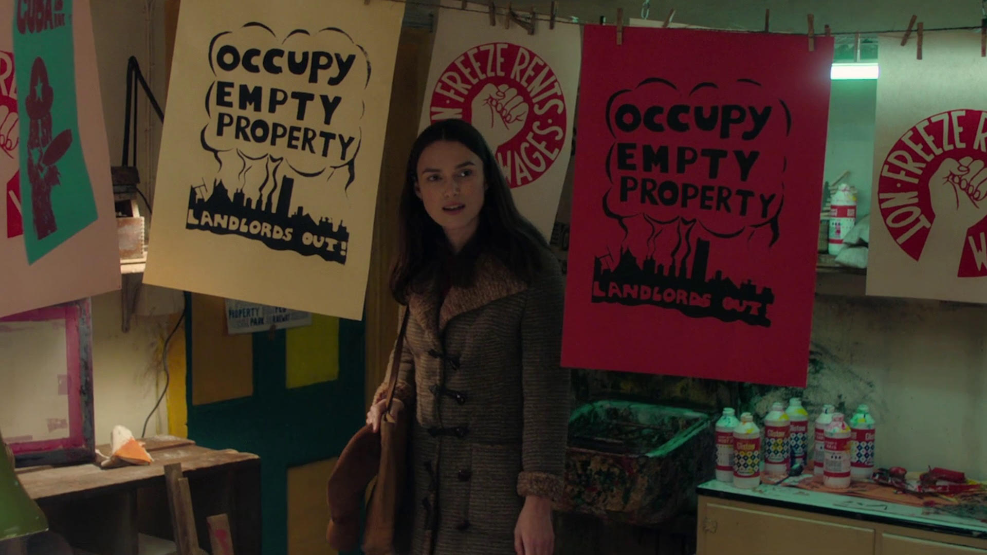 Kvinnekamp representert med plakater til demonstrasjonstog fra filmen Misbehaviour. Foto. 