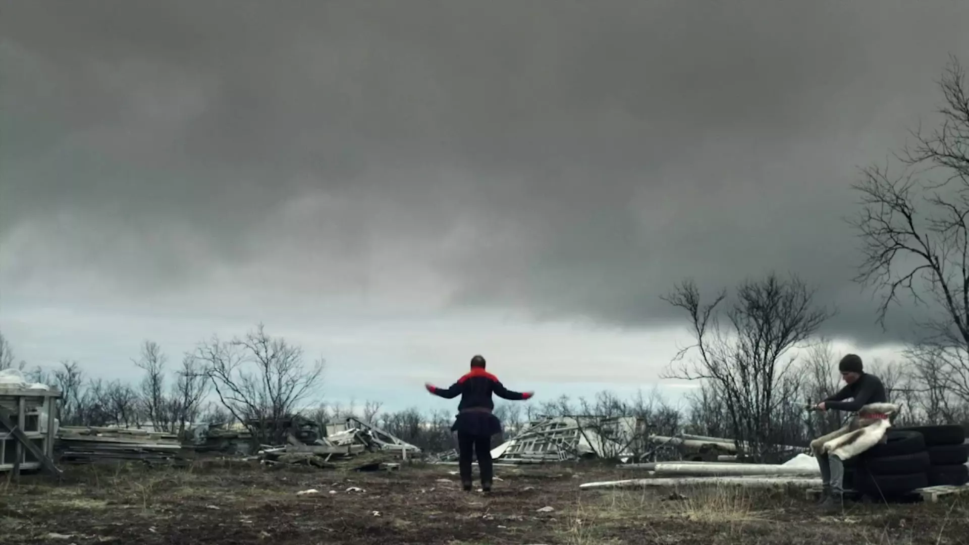 Beskrivende bilde relatert til innholdet i filmen "Ealli guoddá joavkkus| Et dyr forlater sin flokk"