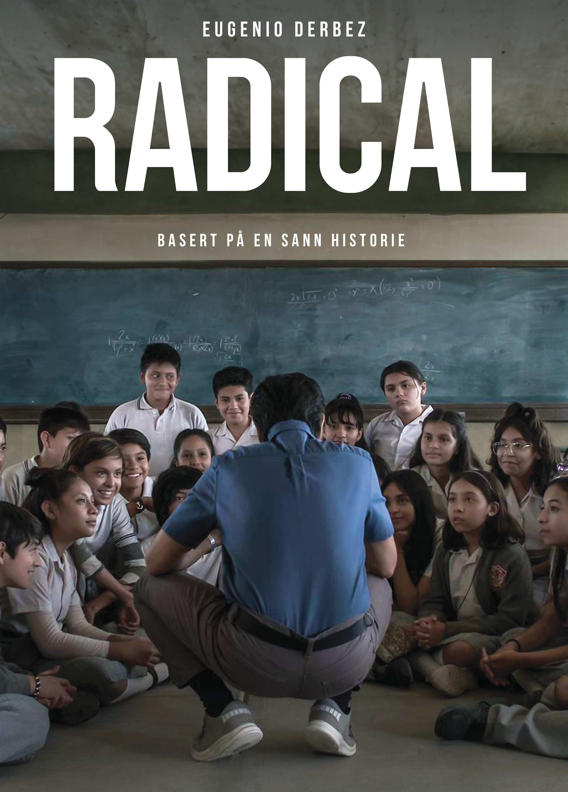Filmplakat til "Radical". Lærer og elever i et klasserom. Filmtittel med store hvite bokstaver øverst i bildet.