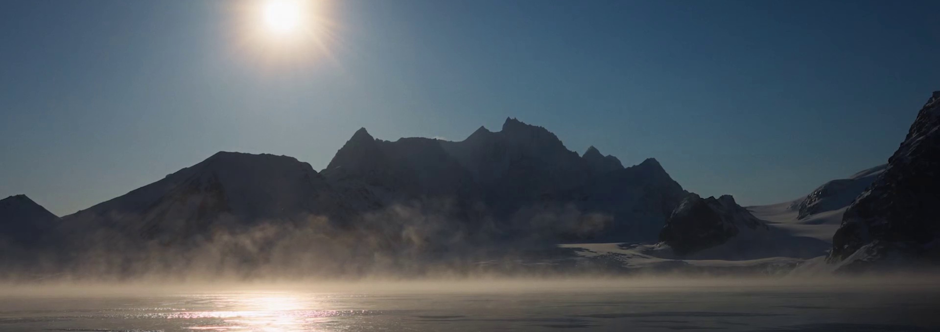 Stillbilde fra "Ask & Ylva - Snørevenes utrolige reise". Fjell og hav. Foto.