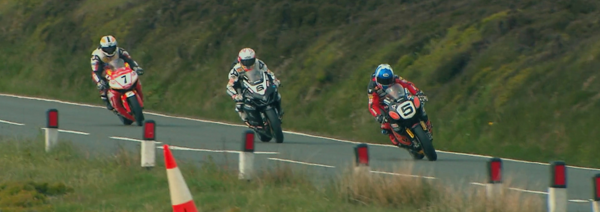 Beskrivende bilde relatert til innholdet i filmen "TT3D: Closer to the Edge"