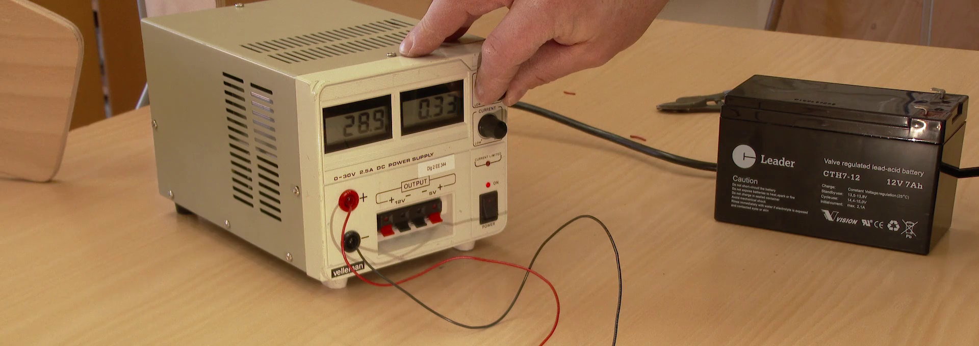 Beskrivende bilde relatert til innholdet i filmen "Lær elektrisitet: Likestrøm og vekselstrøm"
