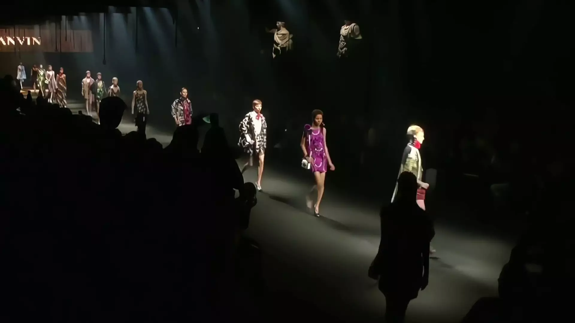 Beskrivende bilde relatert til innholdet i filmen "Fashion Reimagined"