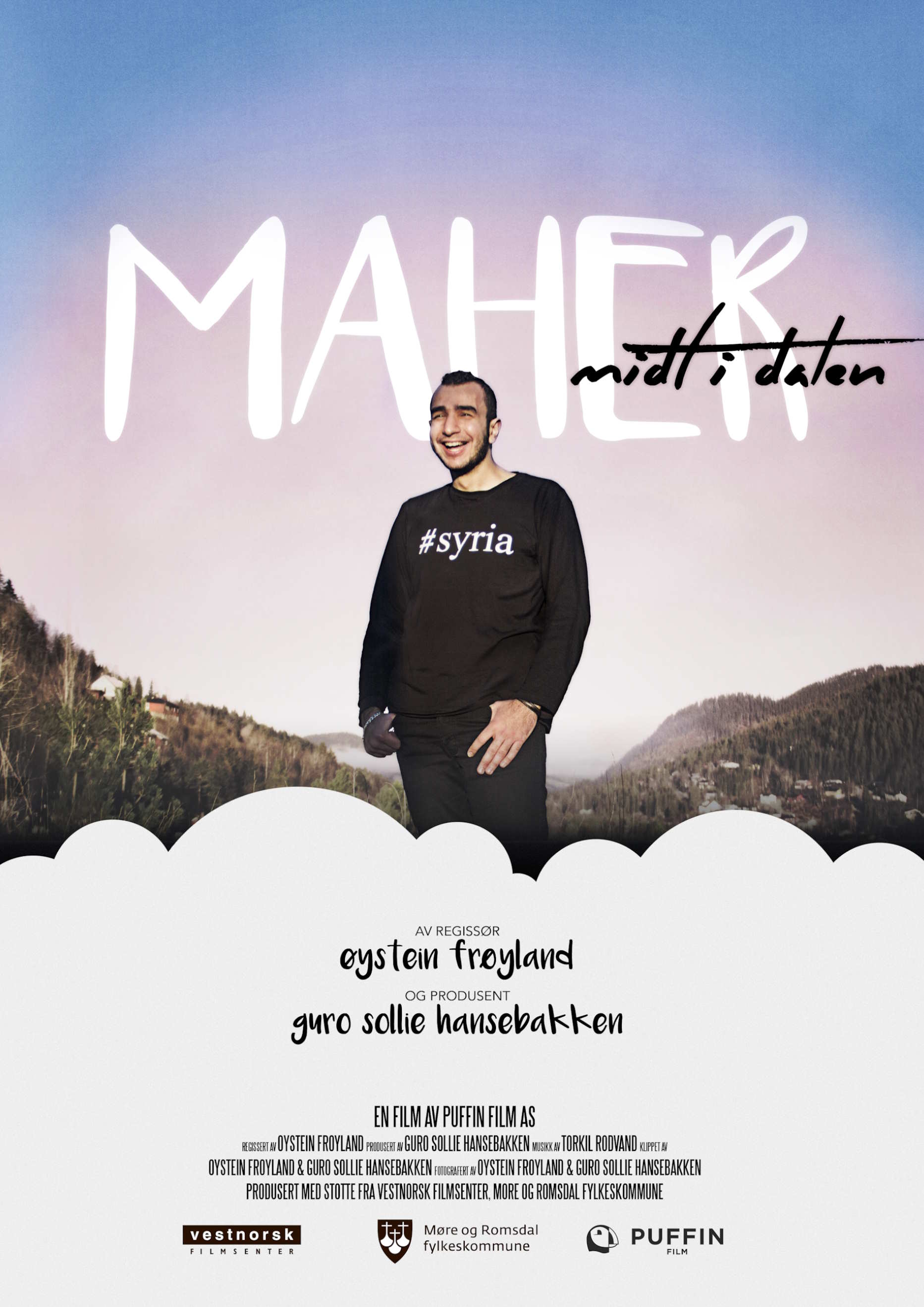 Filmplakat til dokumentaren "Maher midt i dalen". Smilende mann med fin utsikt i bakgrunnen. Foto.