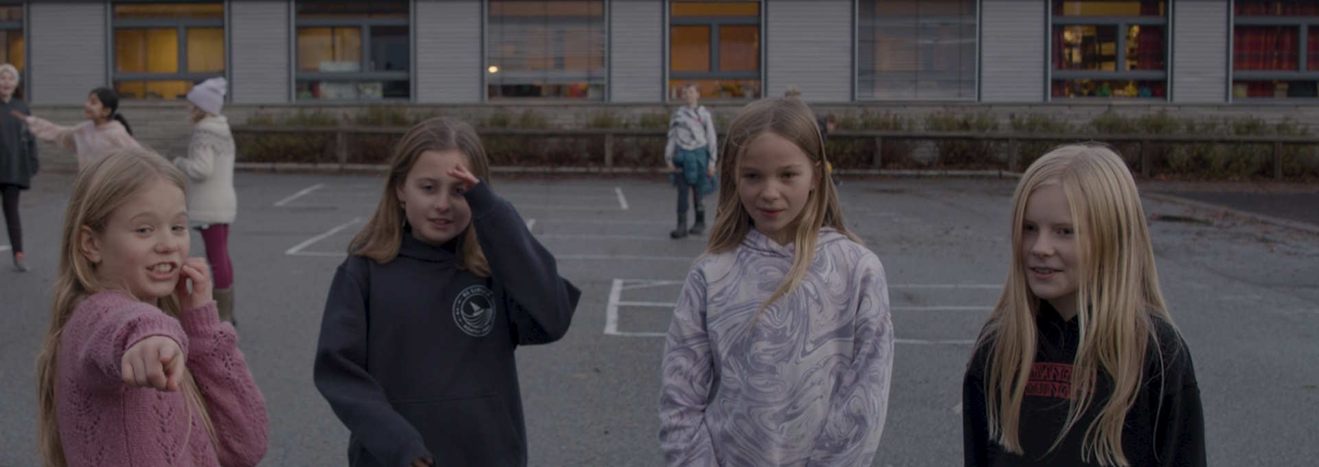 Stillbilde fra kortfilmen "Blanke ark". Fire jenter i en skolegård. Foto.