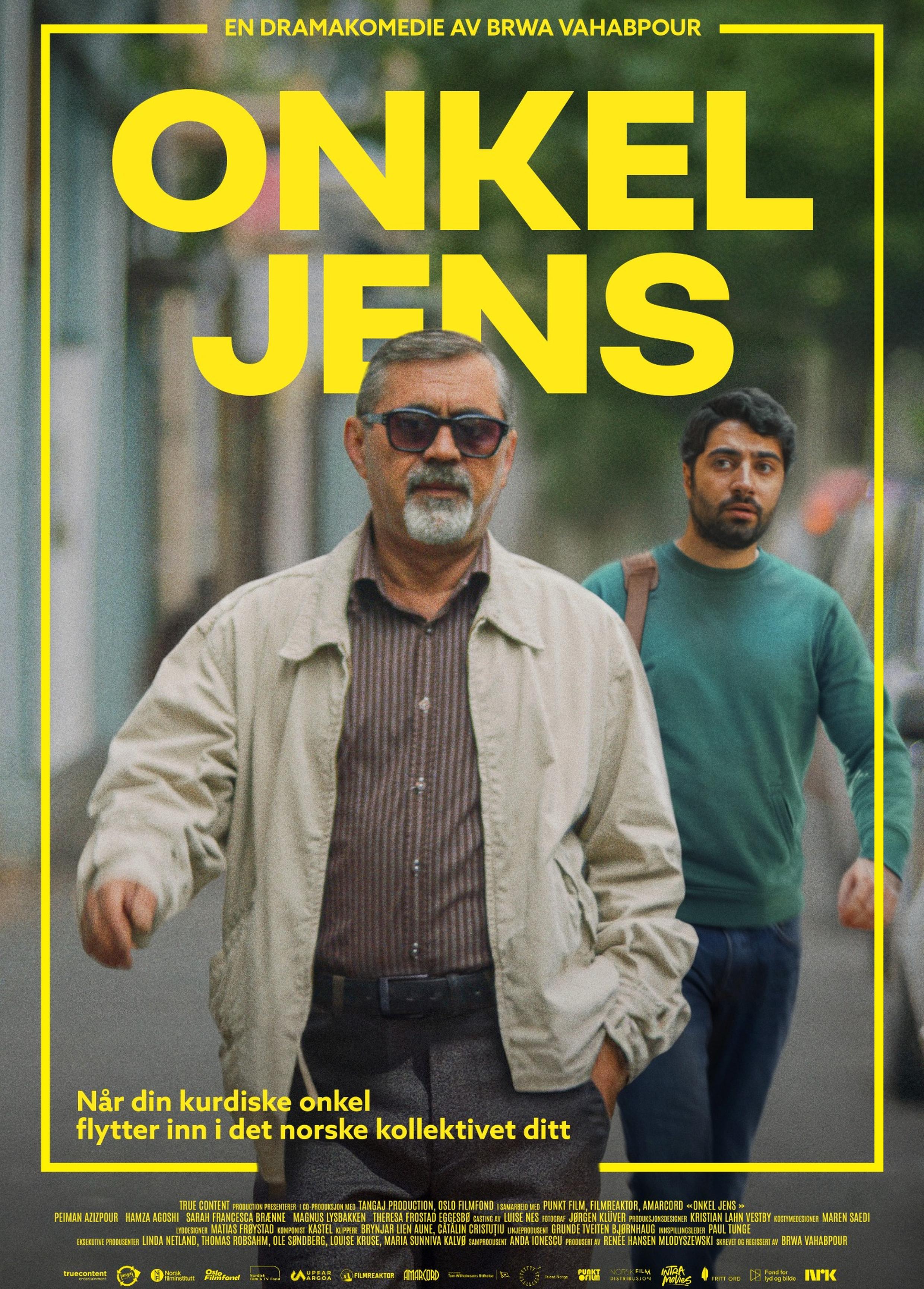 Filmplakat for 'Onkel Jens' med to menn på gaten. Foto.