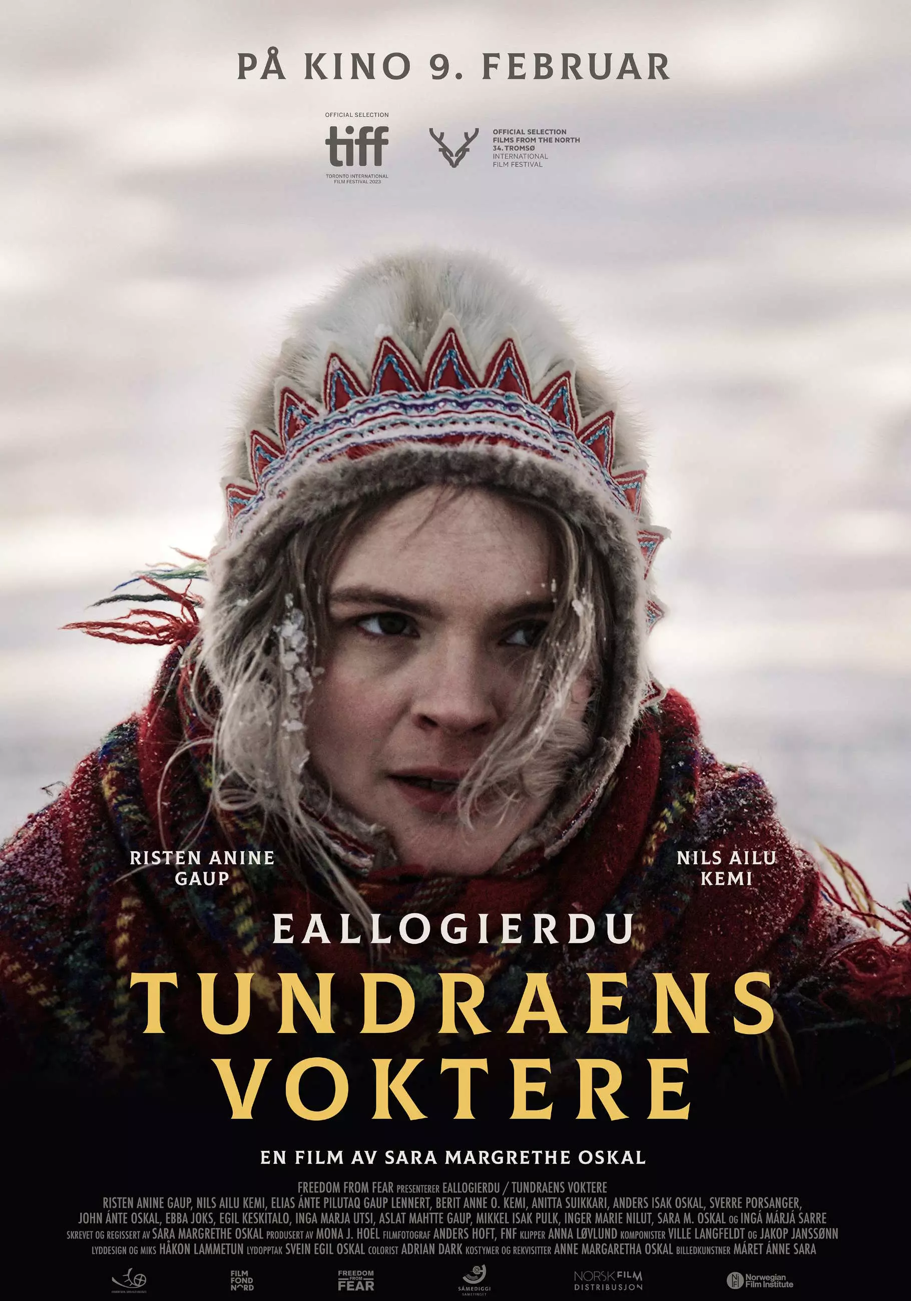 Filmplakat. Halvnært bilde av en ung samisk kvinne. Hun har en samisk, skinnlue på hodet, og et rutete sjal rundt skuldrene. Is i håret og et alvorlig blikk. Det ser kaldt ut. Filmens tittel står med lysegule blokkbokstaver nederst på plakaten. Foto.