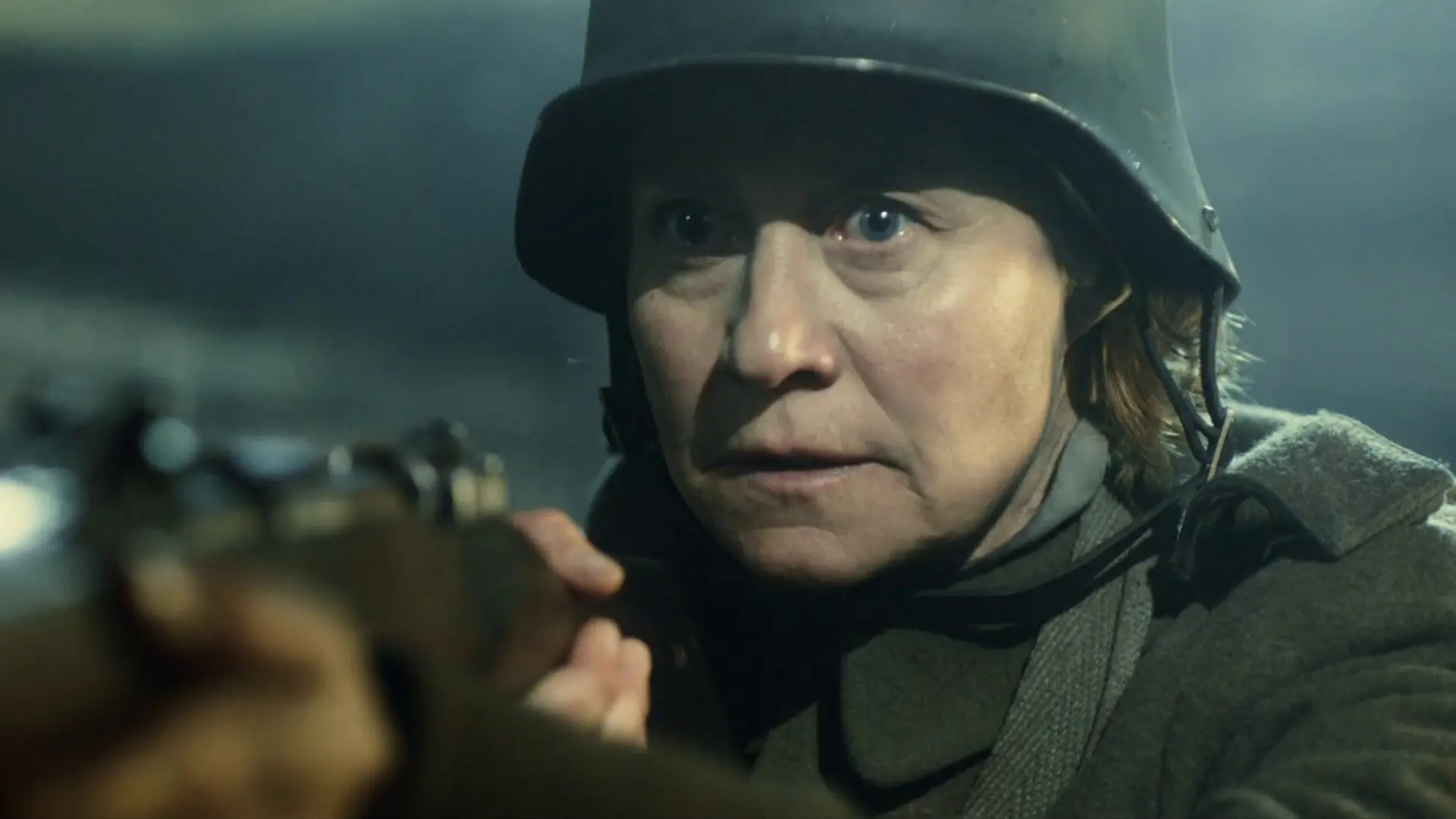 Beskrivende bilde relatert til innholdet i filmen "Mother at War"