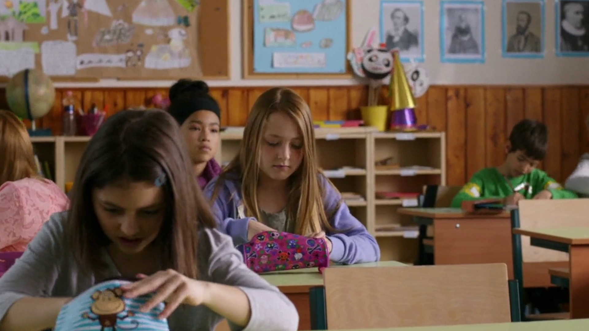 Bilde av hovedkarakteren i klasserommet hentet fra filmen Kule kidz gråter ikke. Foto.