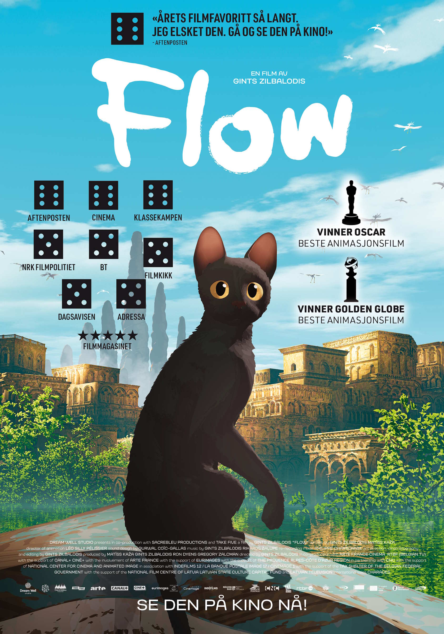 Filmplakat til animasjonsfilmen "Flow". En svart katt i bauen av en båt forran en antikk by. Illustrasjon.