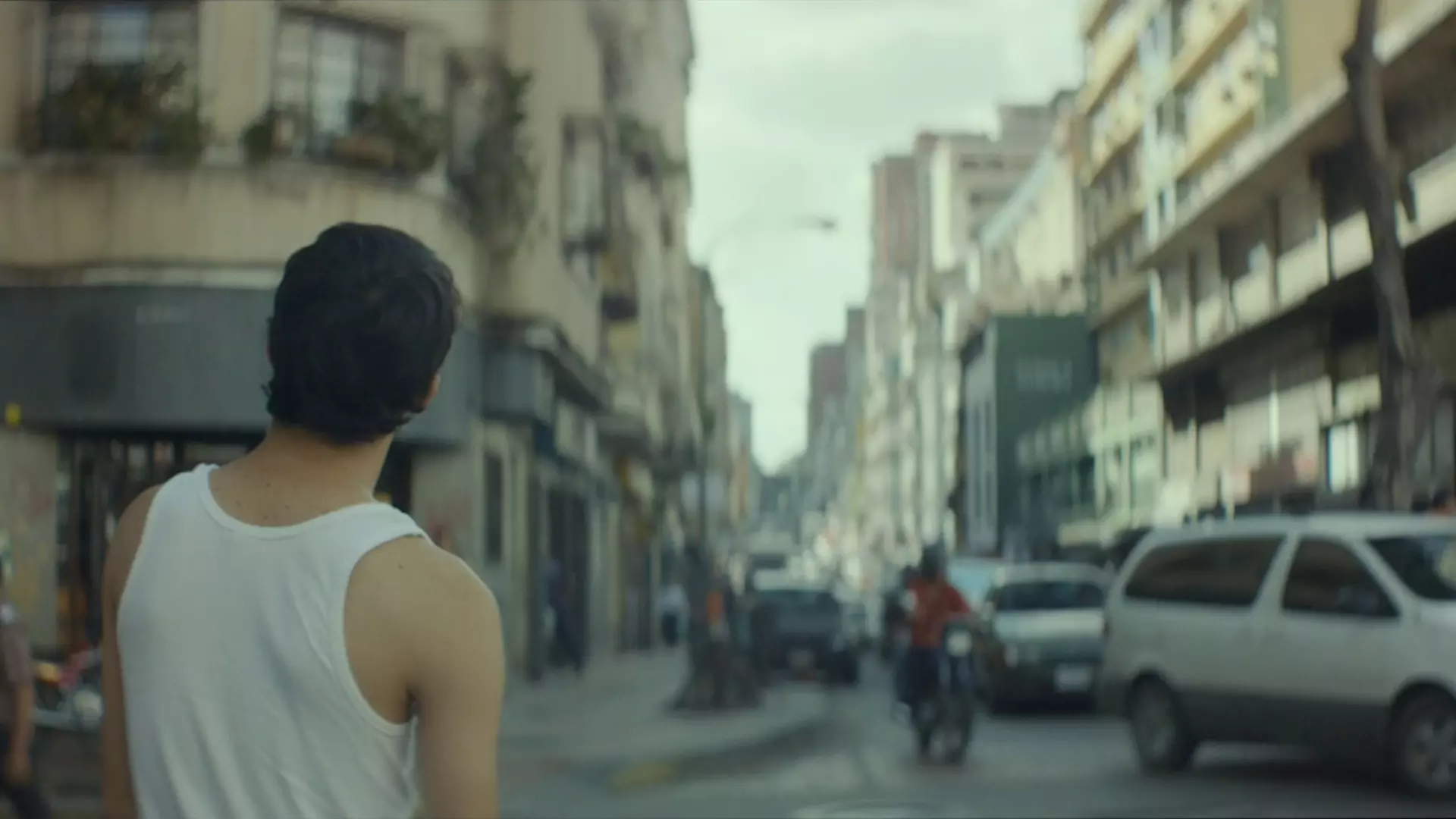 Beskrivende bilde relatert til innholdet i filmen "From afar"