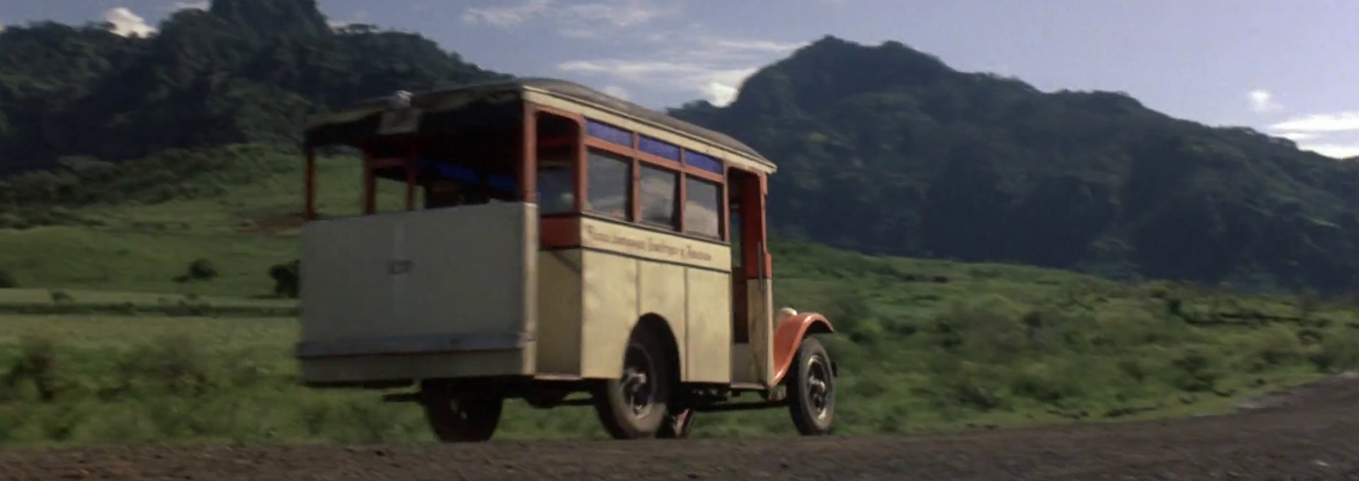 Beskrivende bilde relatert til innholdet i filmen "Under the Volcano"