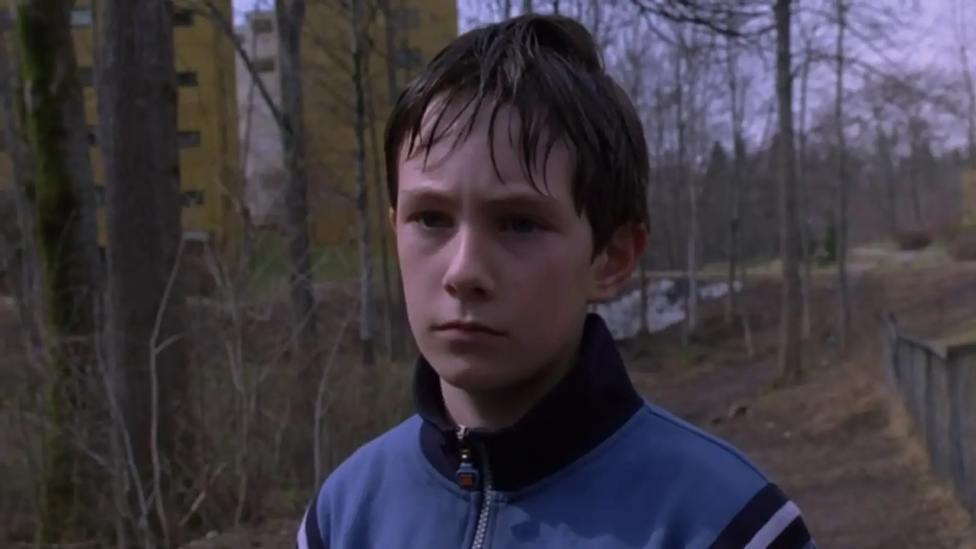 Beskrivende bilde relatert til innholdet i filmen "Elva bak huset"