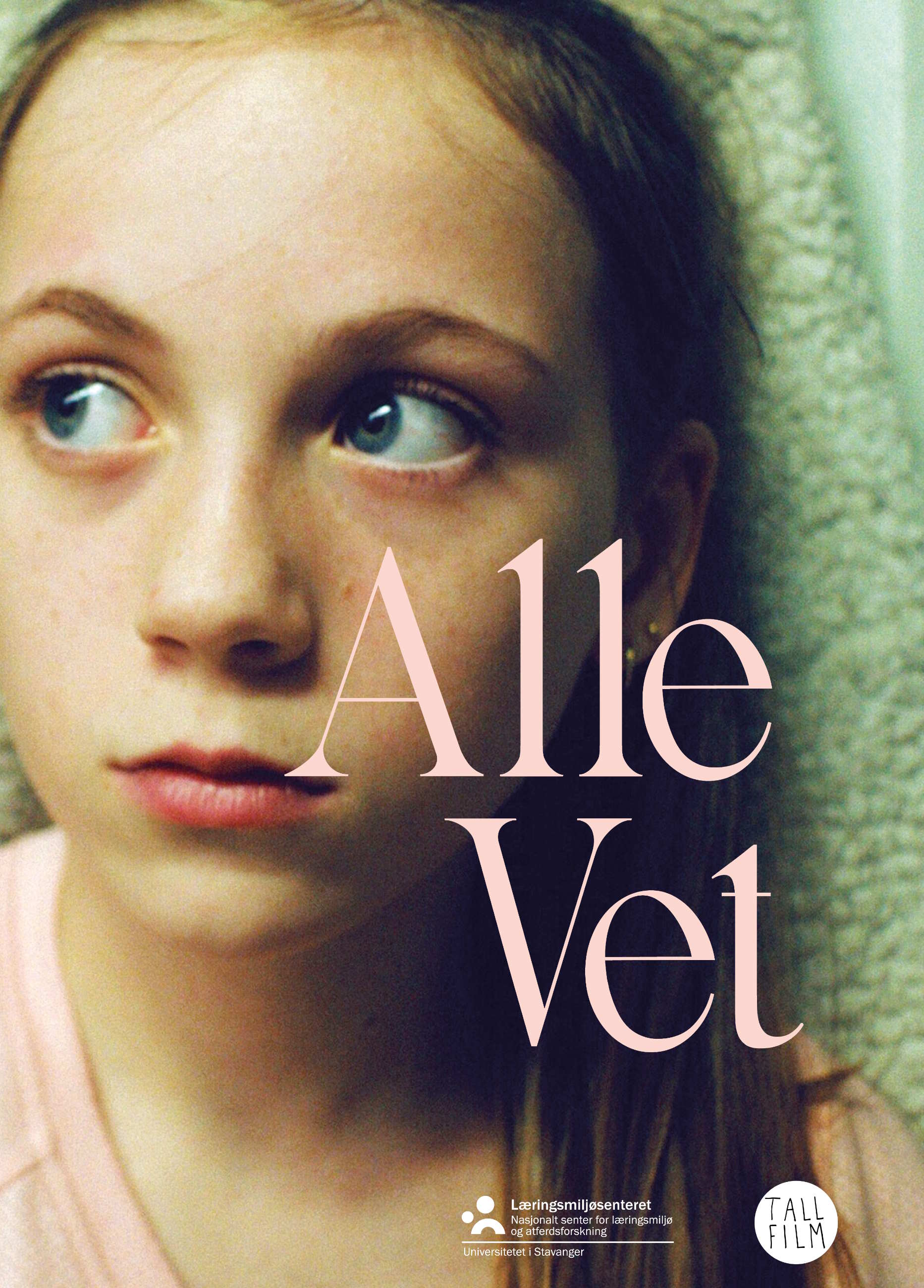 Filmplakat til "Alle vet". Nærbilde av jente som ser alvorlig ut. Foto