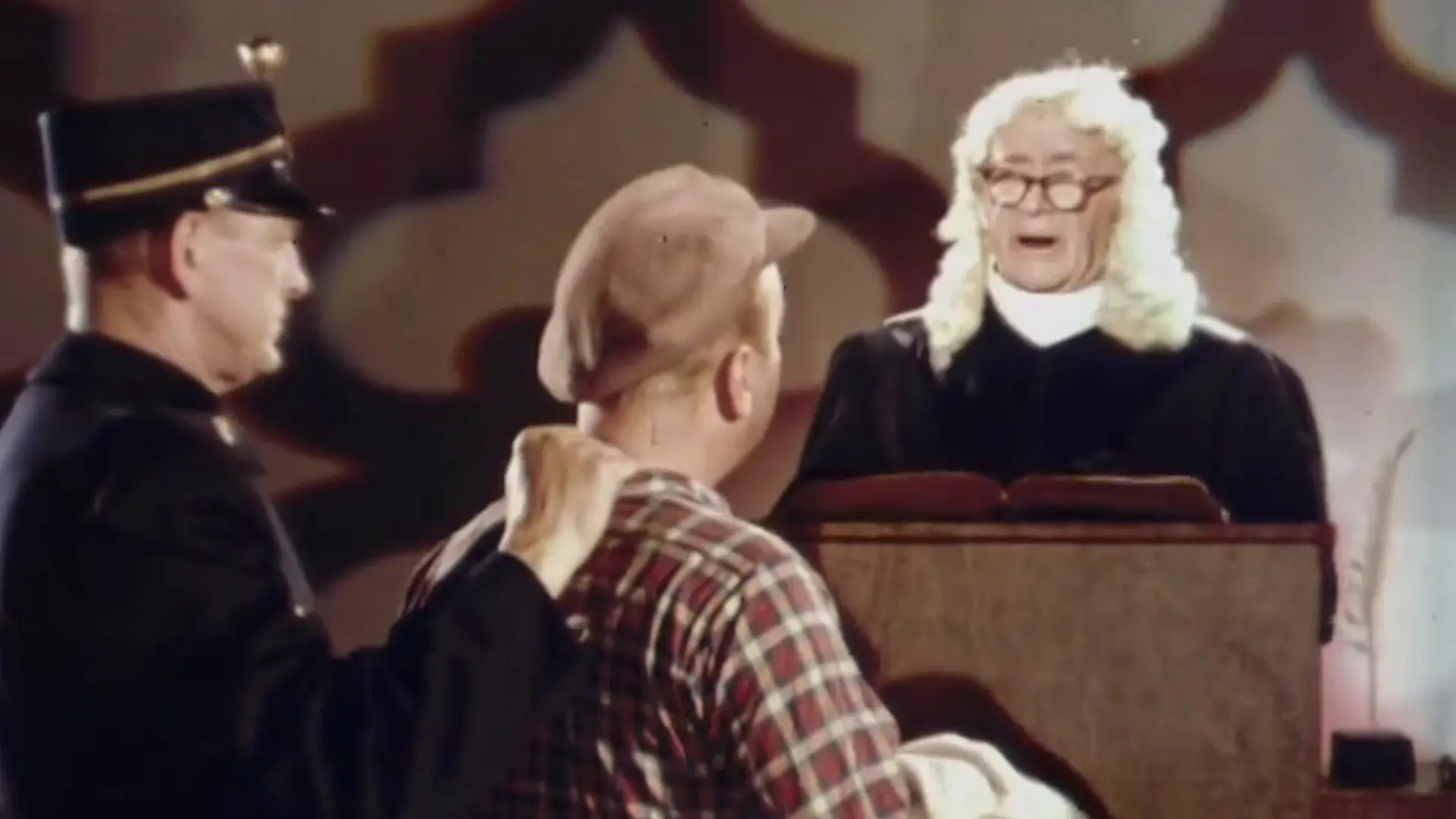 Beskrivende bilde relatert til innholdet i filmen "Krone-maco undertøy : tyv i retten"
