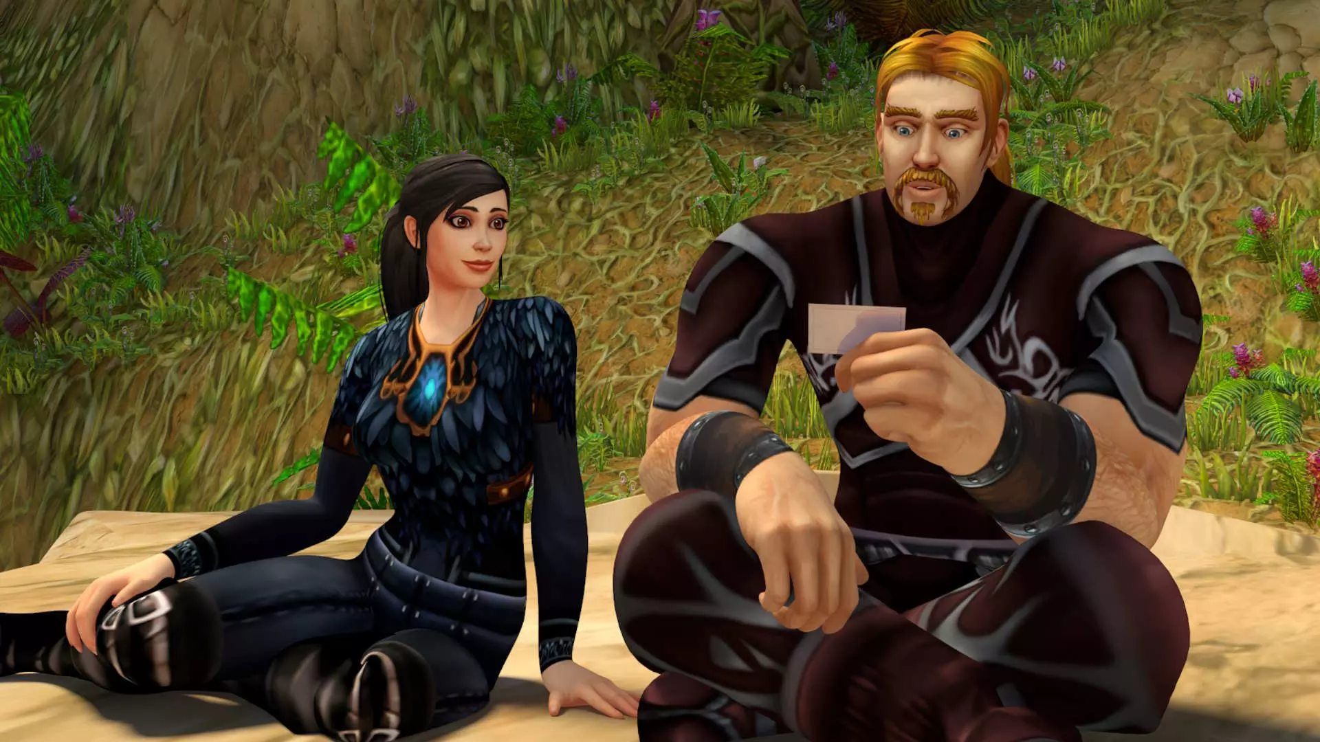 Animasjonsbilde fra dataspillet World of Warcraft. To karakterer sitter på bakken. Mannen til høyre leser fra en liten lapp. De er ikledd svarte tettsittende klær.