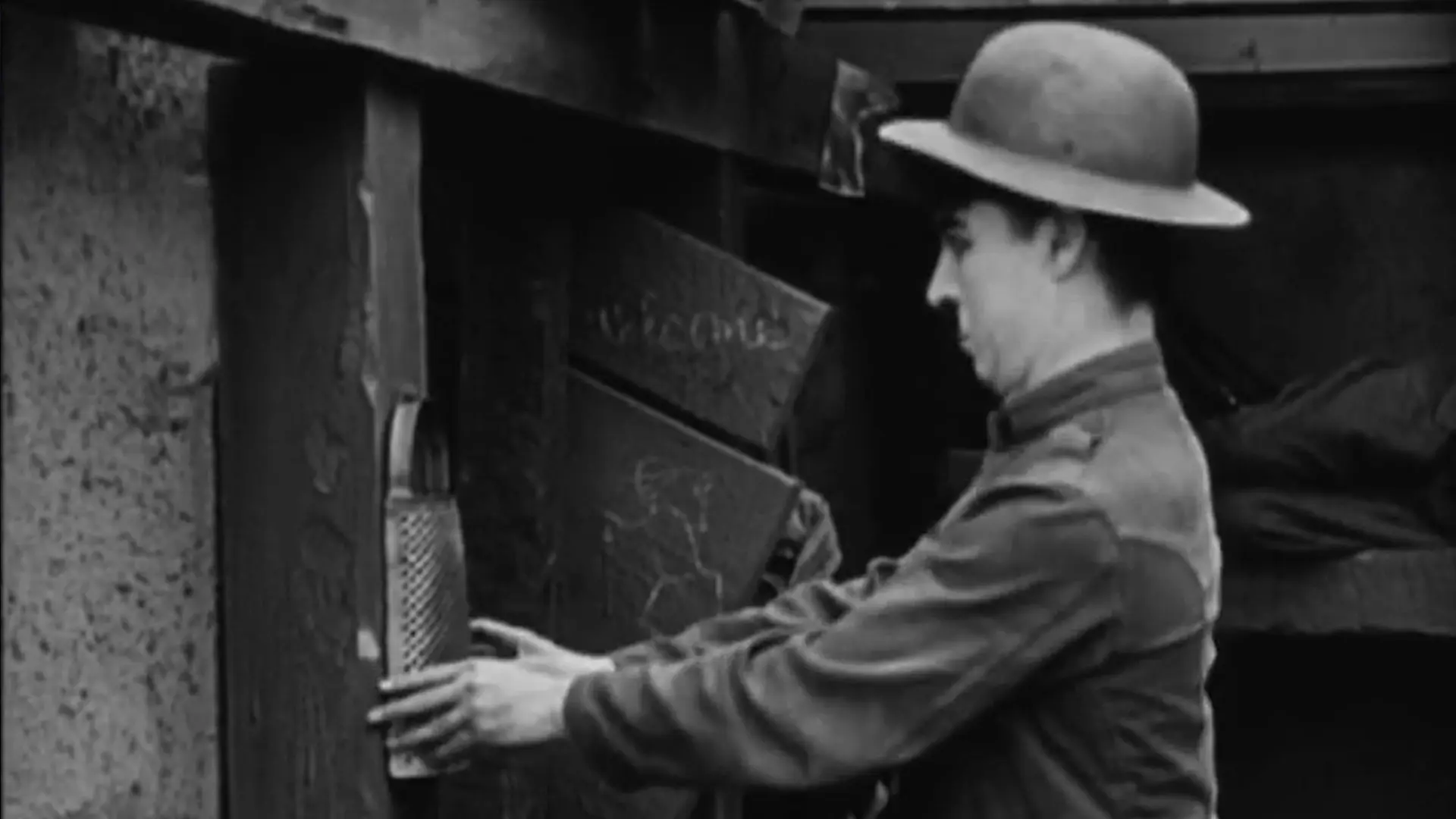 Beskrivende bilde relatert til innholdet i filmen "Charlie Chaplin: På aksel gevær"