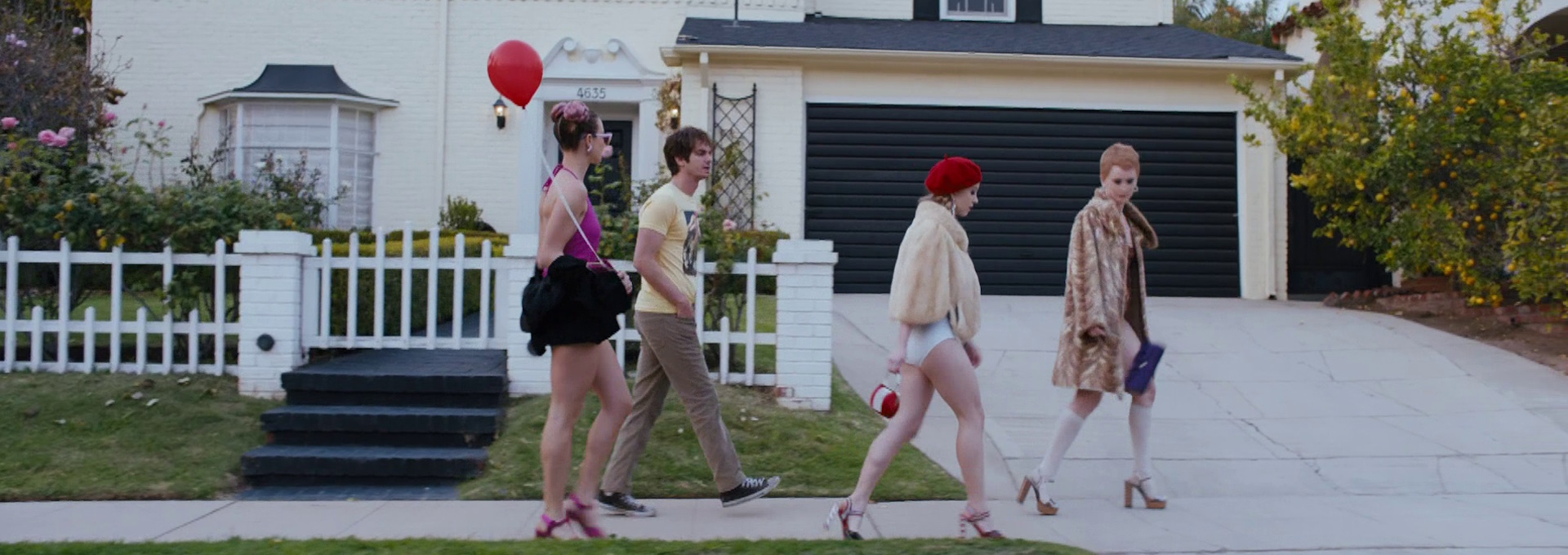 Beskrivende bilde relatert til innholdet i filmen "Under the Silver Lake"
