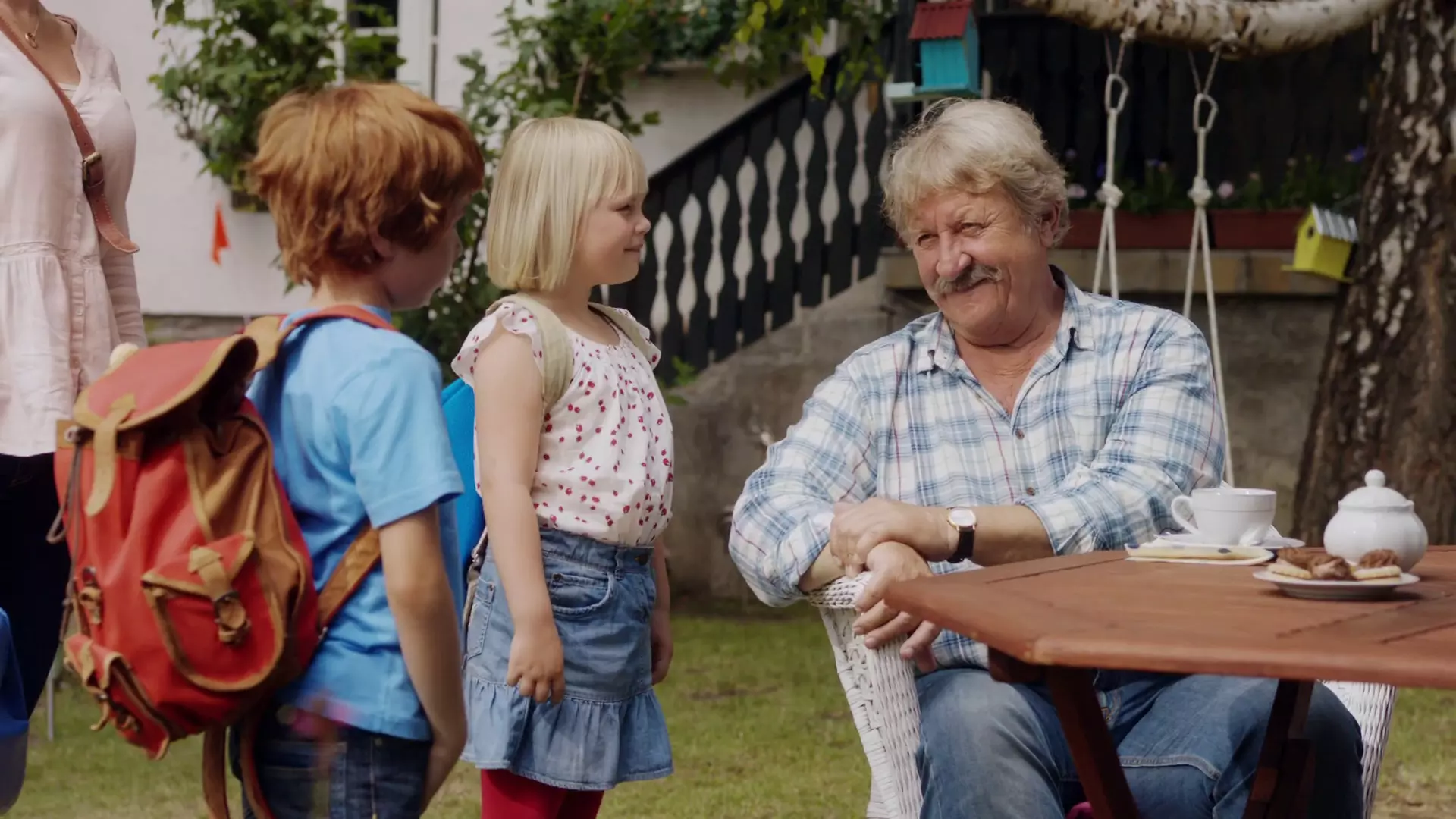 Beskrivende bilde relatert til innholdet i filmen "Karsten og Petra blir bestevenner"