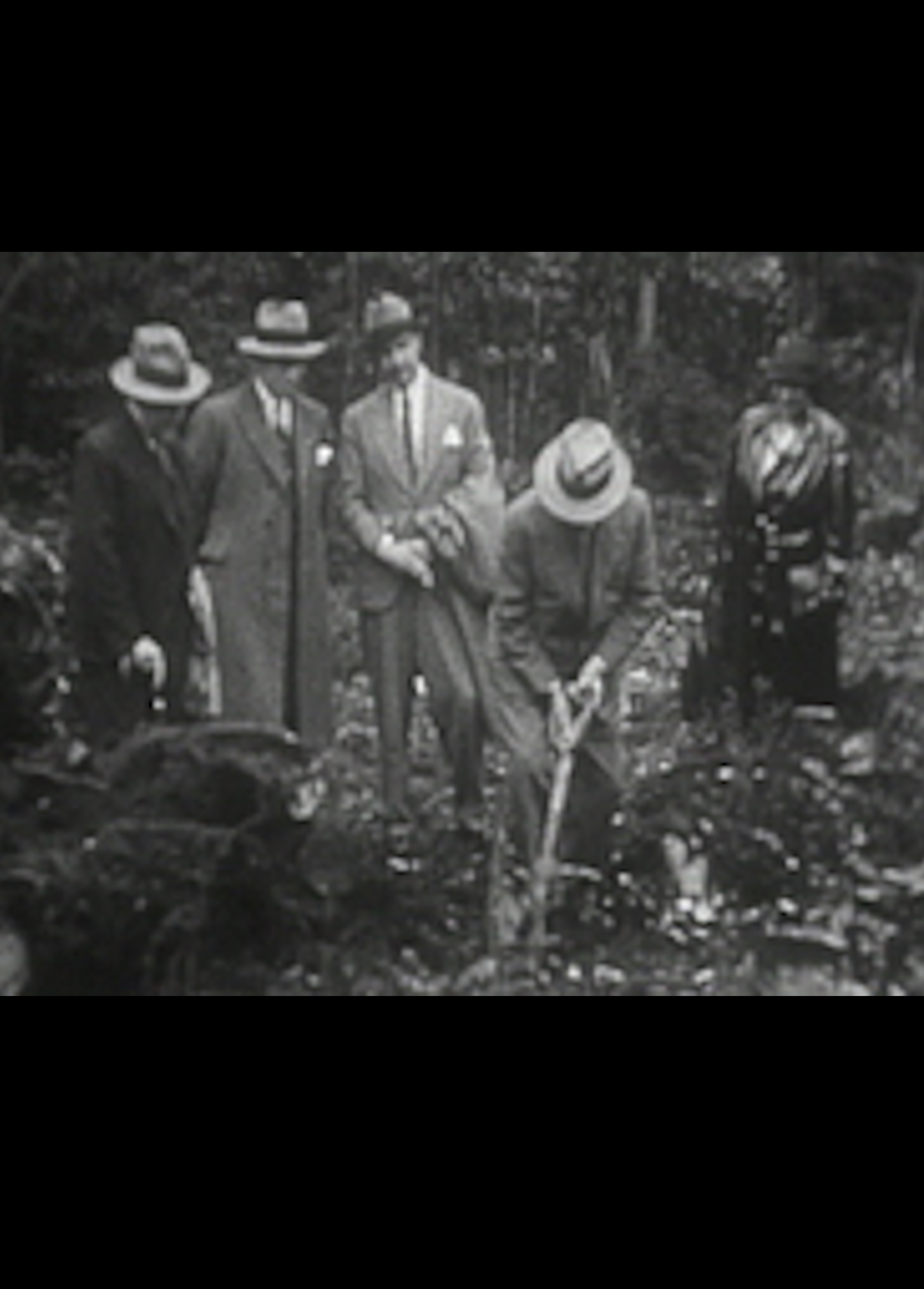 Beskrivende bilde relatert til innholdet i filmen "Norsk Film A/S : bygging og åpning av filmparken på Jar : klipp fra filmen Fant"