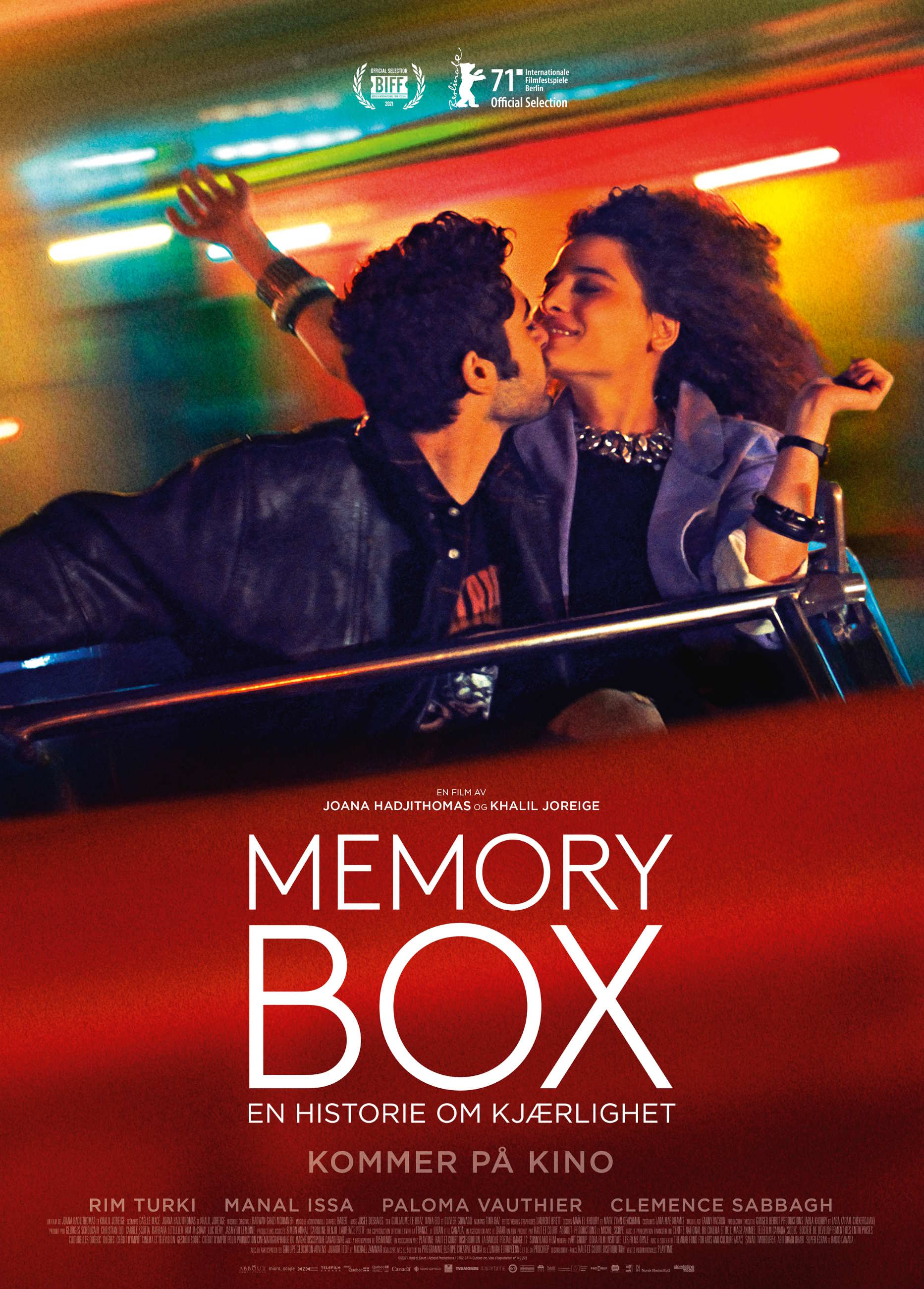 Filmplakat til "Memory box". Et par kysser i en karusell. Ufokusert bakgrunn. Foto.