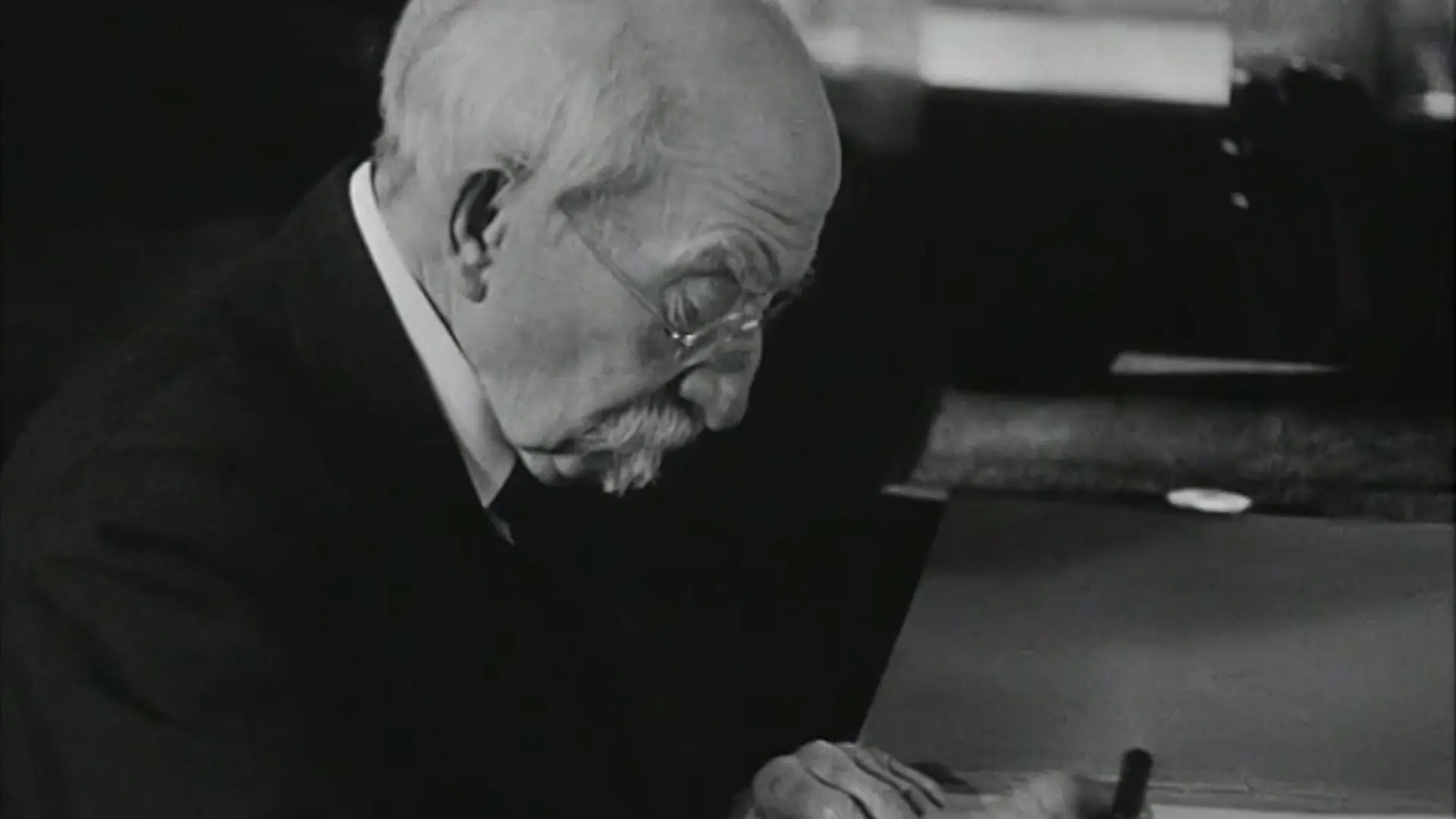 Beskrivende bilde relatert til innholdet i filmen "Norsk Films revy nr. 12, 1941"