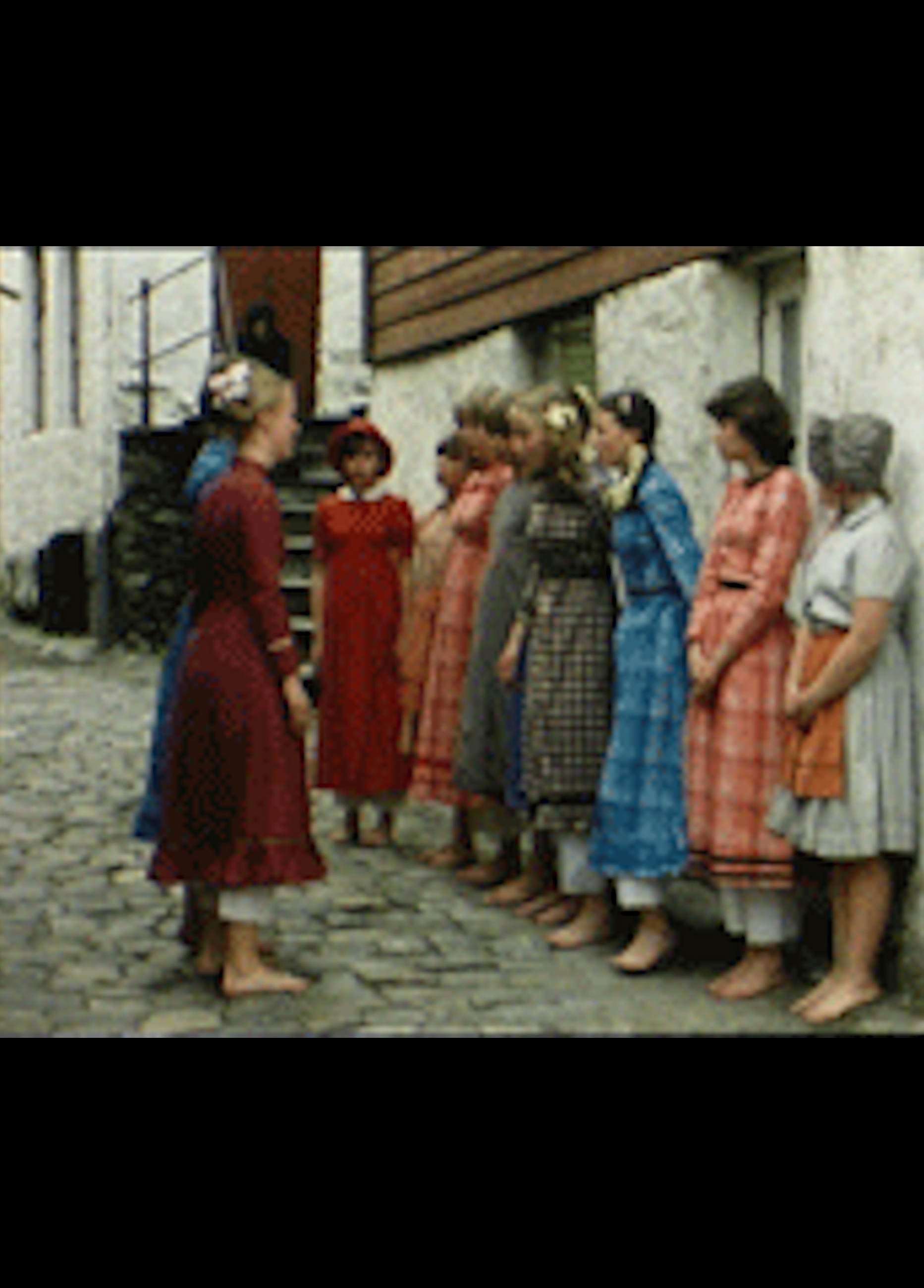 Beskrivende bilde relatert til innholdet i filmen "Inntil - vegge - leker"