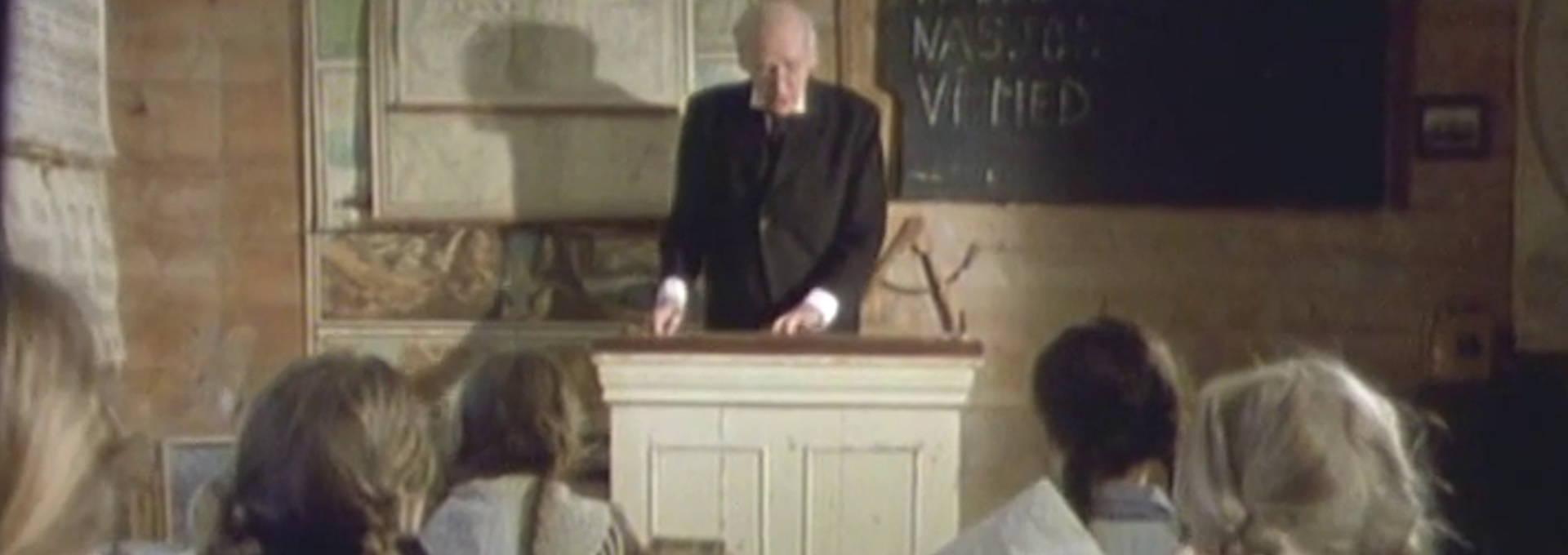 Beskrivende bilde relatert til innholdet i filmen "Slekters gang på skolevei : glimt fra skolens hverdag gjennom 250 år"