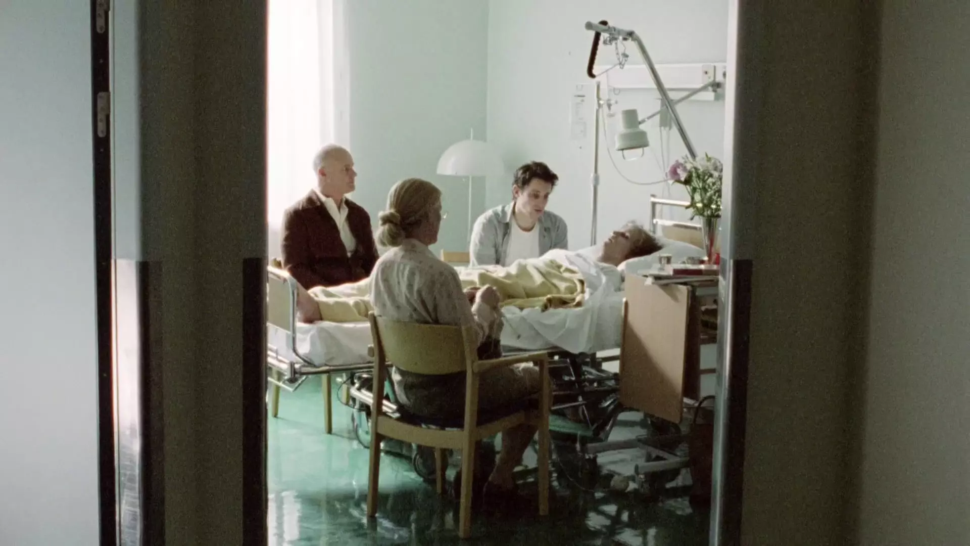 Beskrivende bilde relatert til innholdet i filmen "Tørk aldri tårer uten hansker Episode 2"